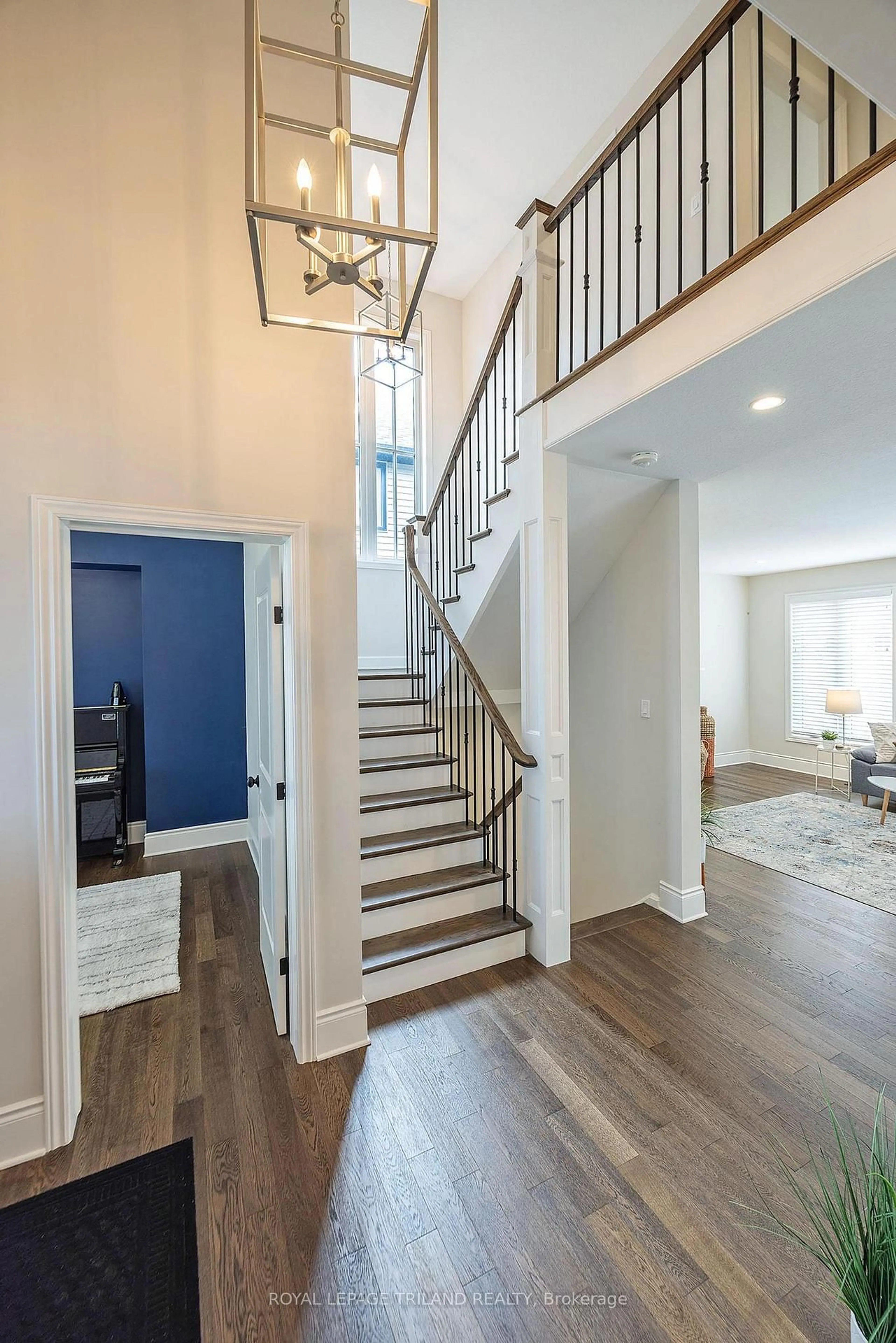 Indoor entryway for 2005 MADDEX Way, London North Ontario N5X 0M8