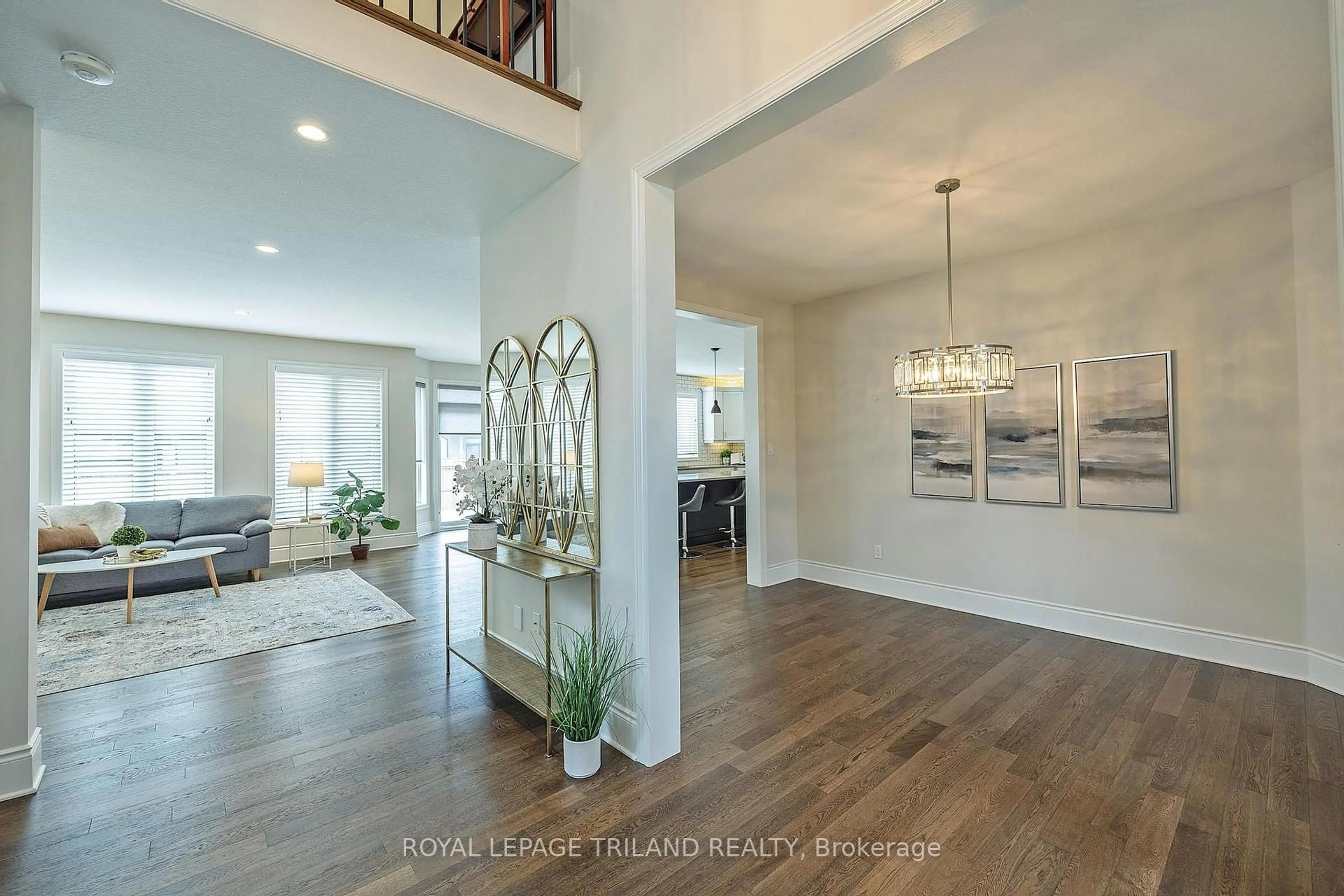 Indoor entryway for 2005 MADDEX Way, London North Ontario N5X 0M8