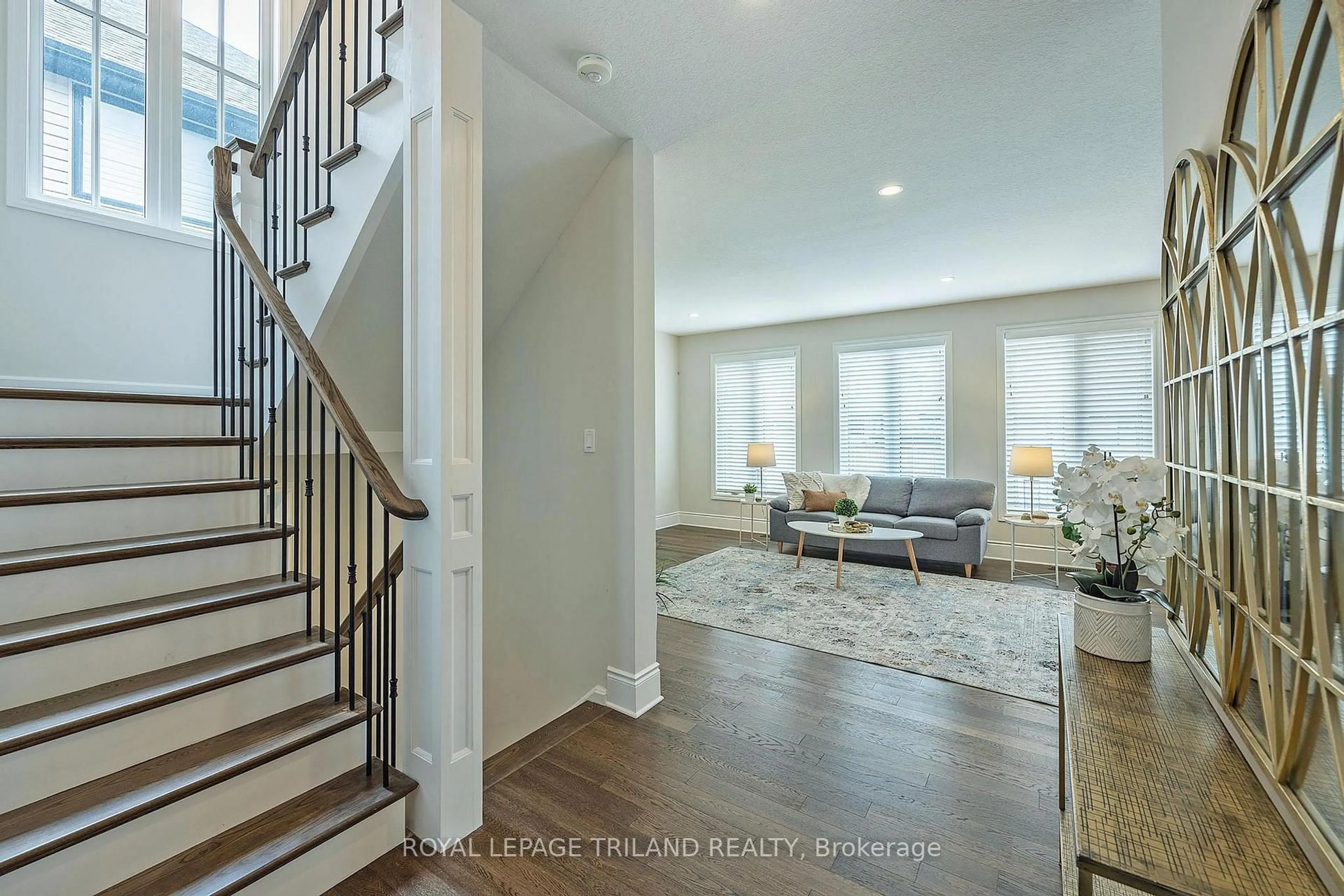 Indoor entryway for 2005 MADDEX Way, London North Ontario N5X 0M8