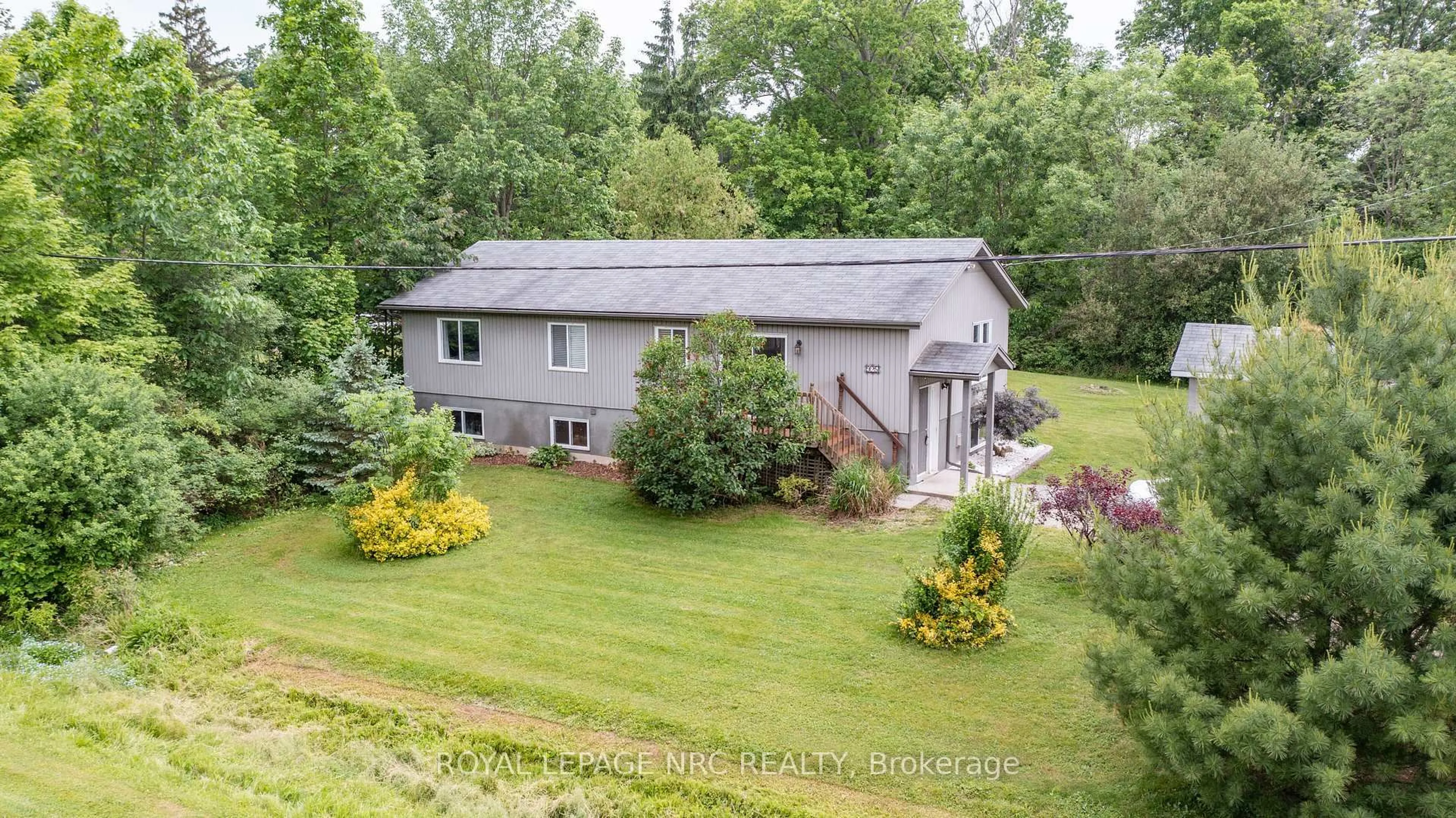 A pic from outside/outdoor area/front of a property/back of a property/a pic from drone, unknown for 925 Oakhill Blvd, Fort Erie Ontario L0S 1N0