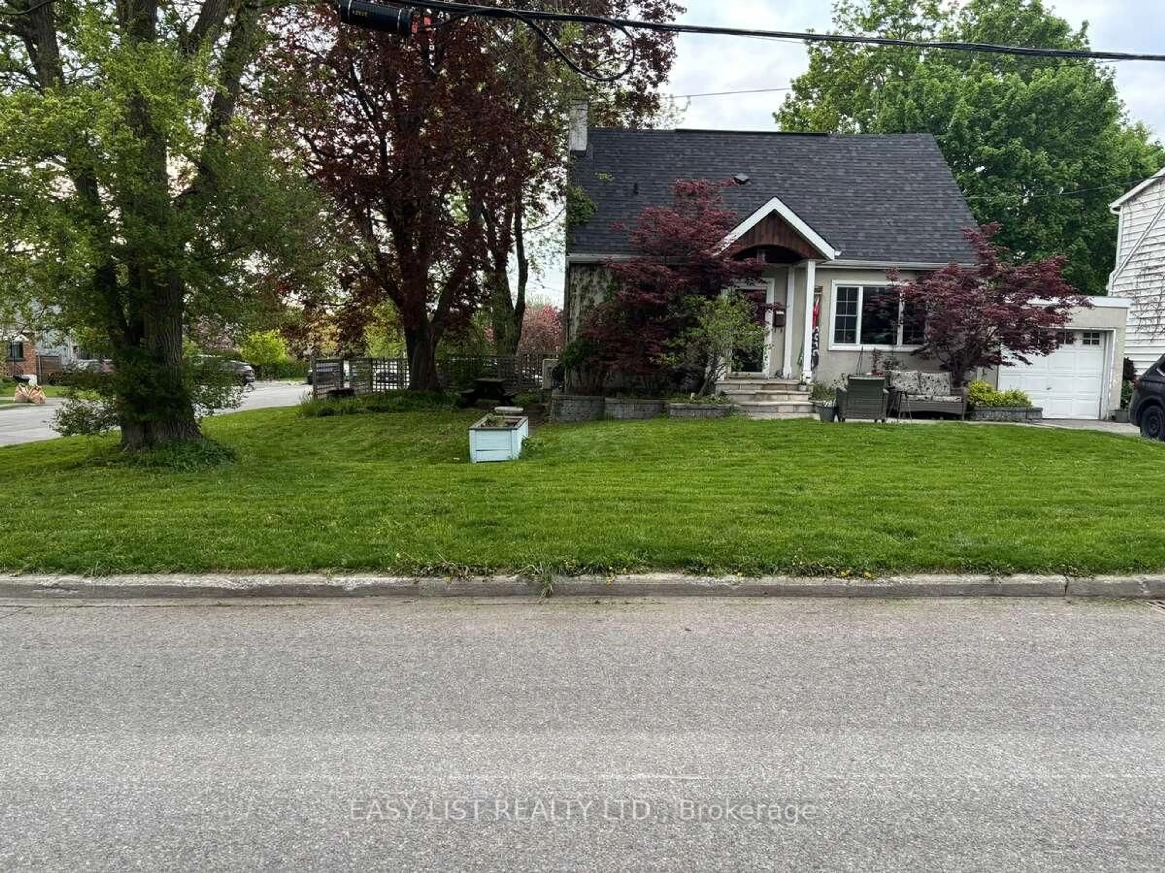 A pic from outside/outdoor area/front of a property/back of a property/a pic from drone, street for 421 Greenwood Ave, Ottawa Ontario K2A 0X5