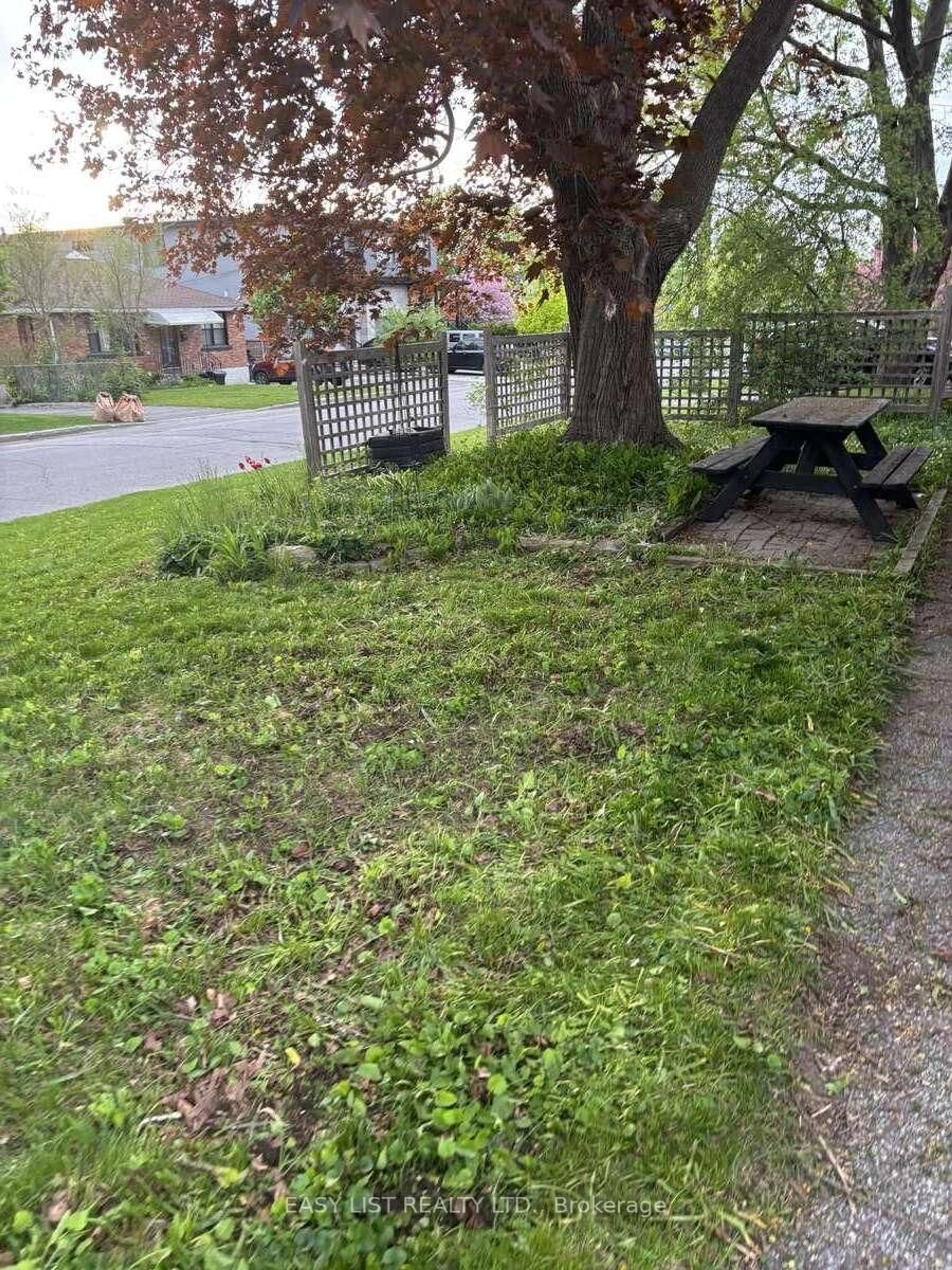 A pic from outside/outdoor area/front of a property/back of a property/a pic from drone, street for 421 Greenwood Ave, Ottawa Ontario K2A 0X5