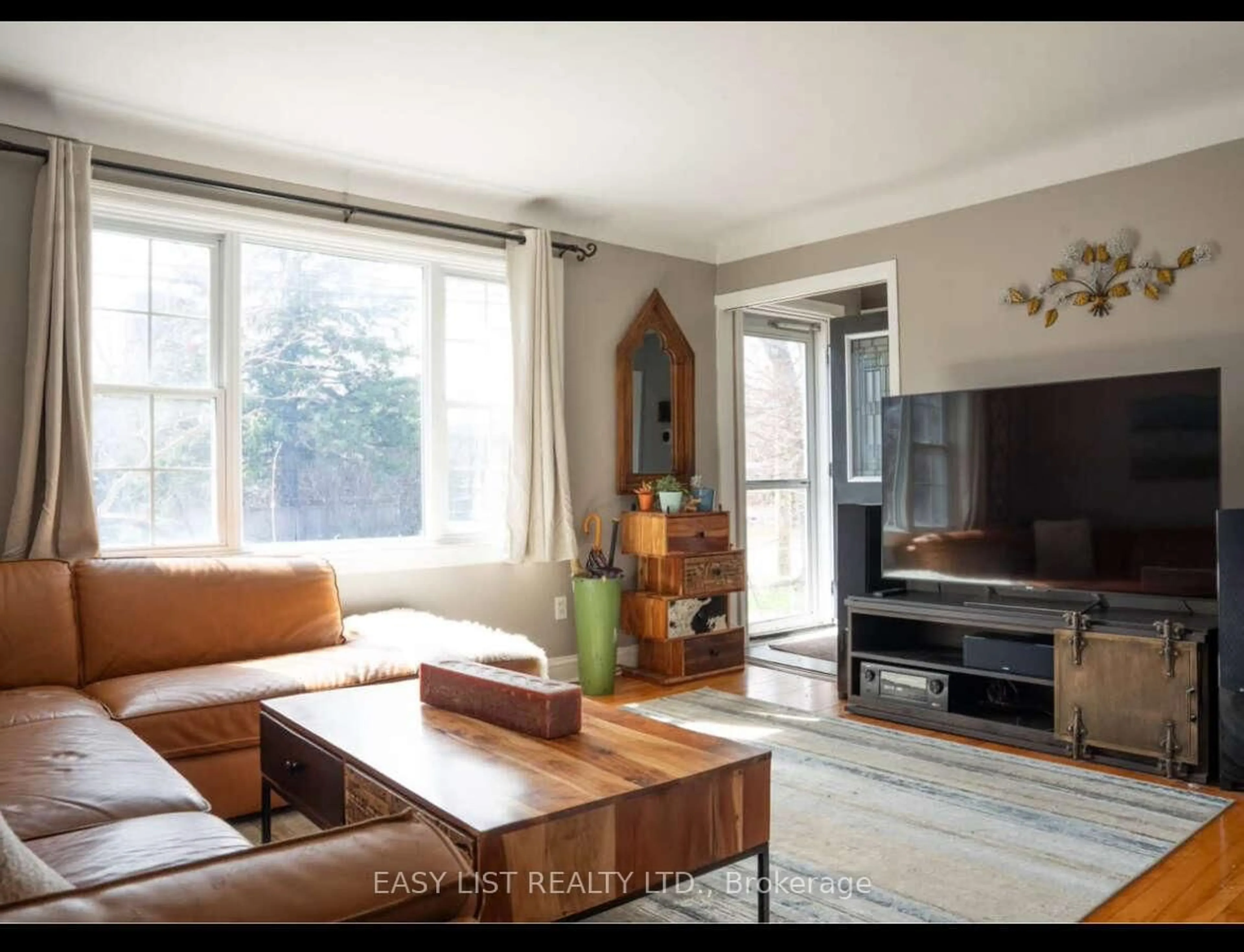 Living room with furniture, unknown for 421 Greenwood Ave, Ottawa Ontario K2A 0X5