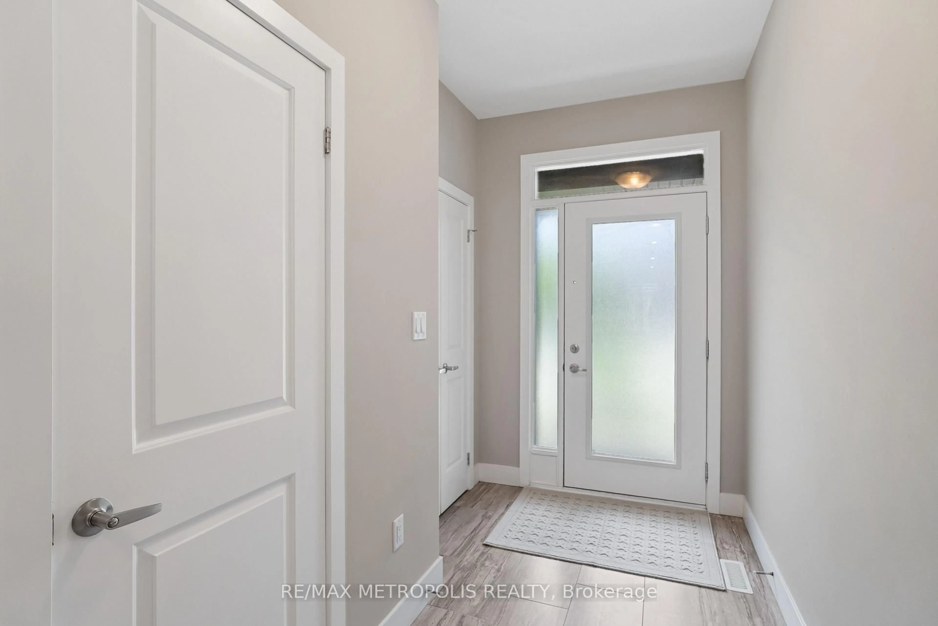 Indoor entryway for 1960 Dalmagarry Rd #93, London North Ontario N6G 5B1