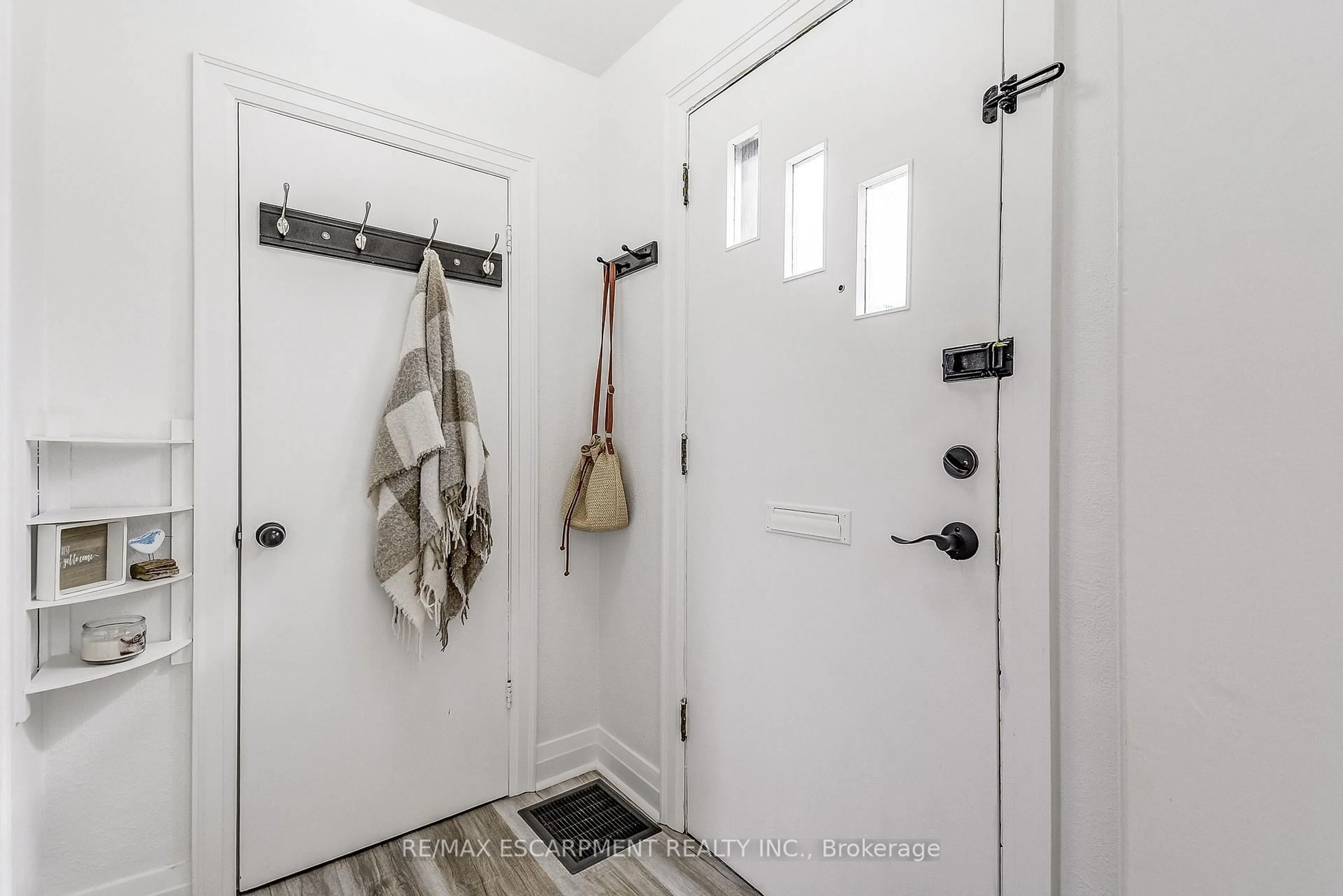 Indoor entryway for 14 WALKER Ave, Hamilton Ontario L8G 1S6