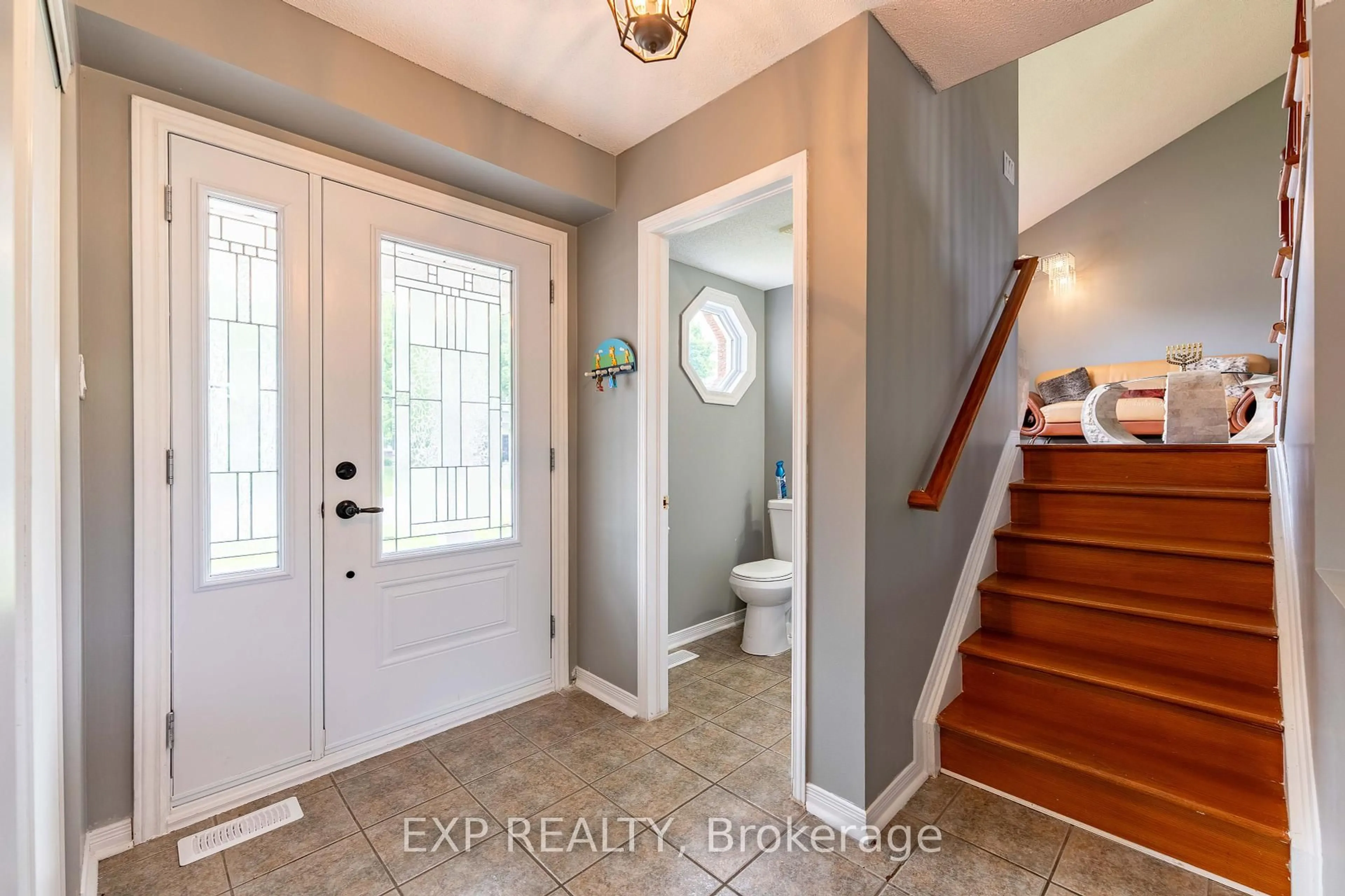 Indoor entryway for 3379 DESCOTES Circ, Clarence-Rockland Ontario K4K 1A8