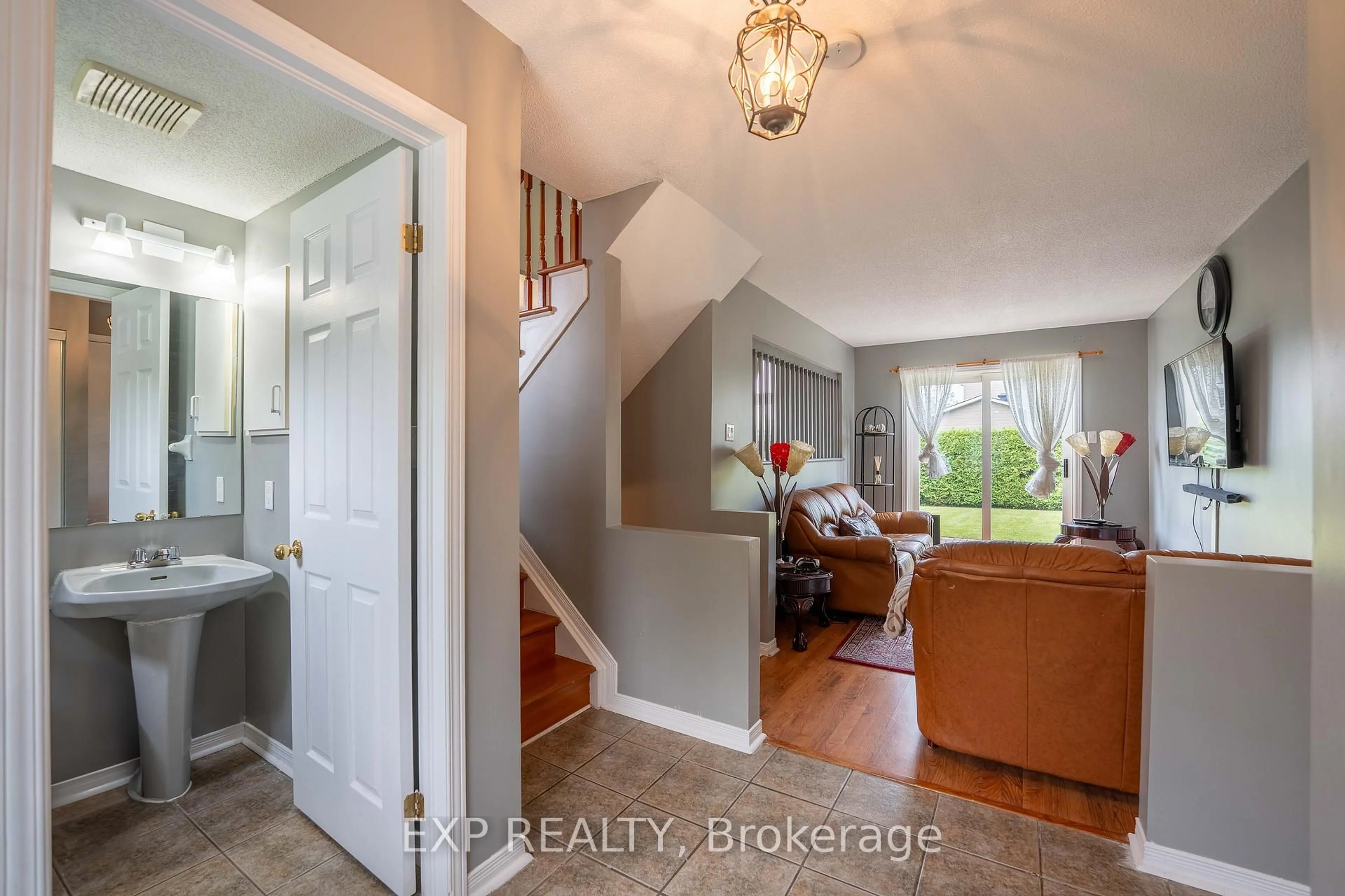 Indoor entryway for 3379 DESCOTES Circ, Clarence-Rockland Ontario K4K 1A8