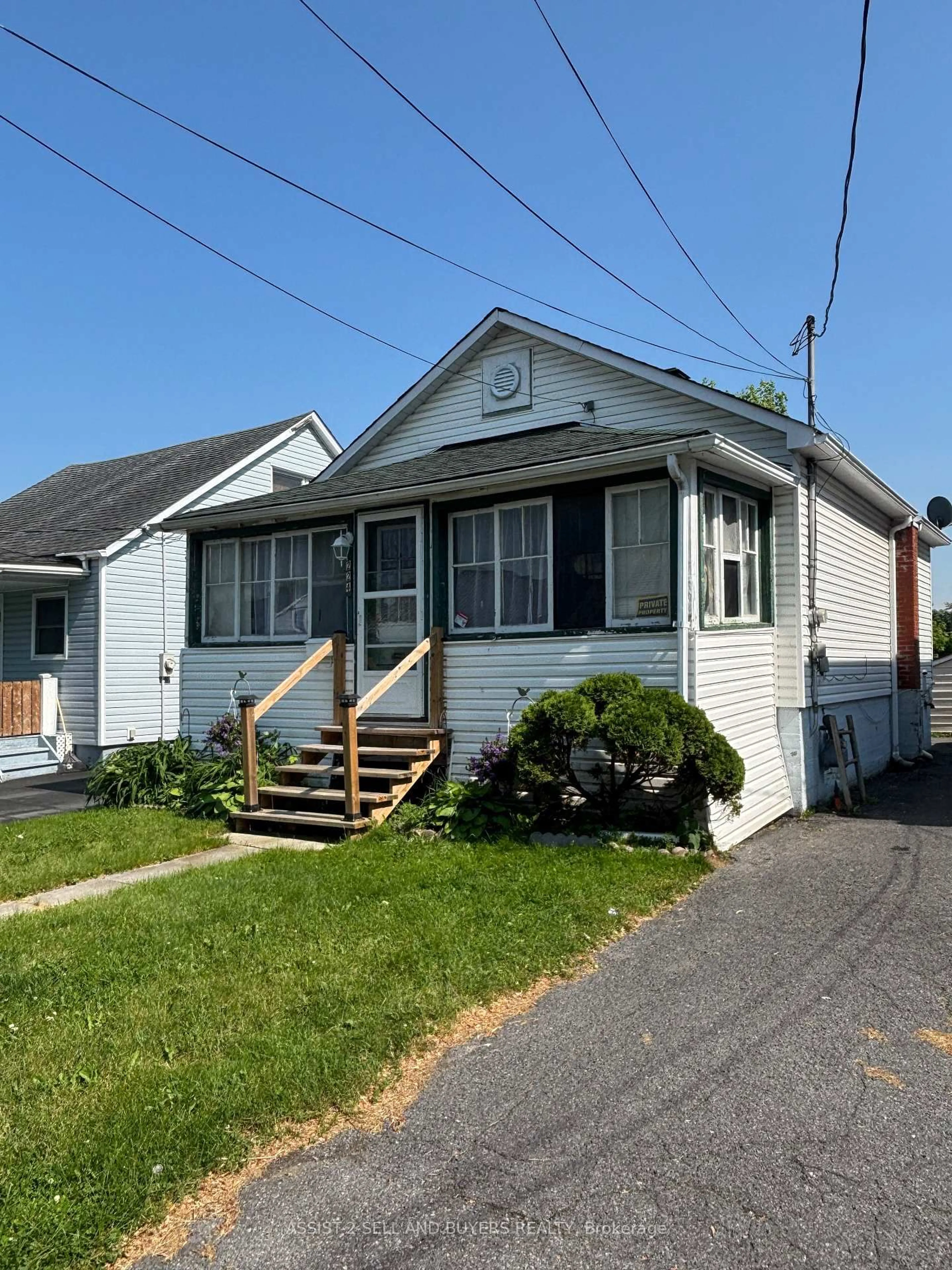 Home with vinyl exterior material, street for 224 McGregor Ave, Cornwall Ontario K6J 2X3