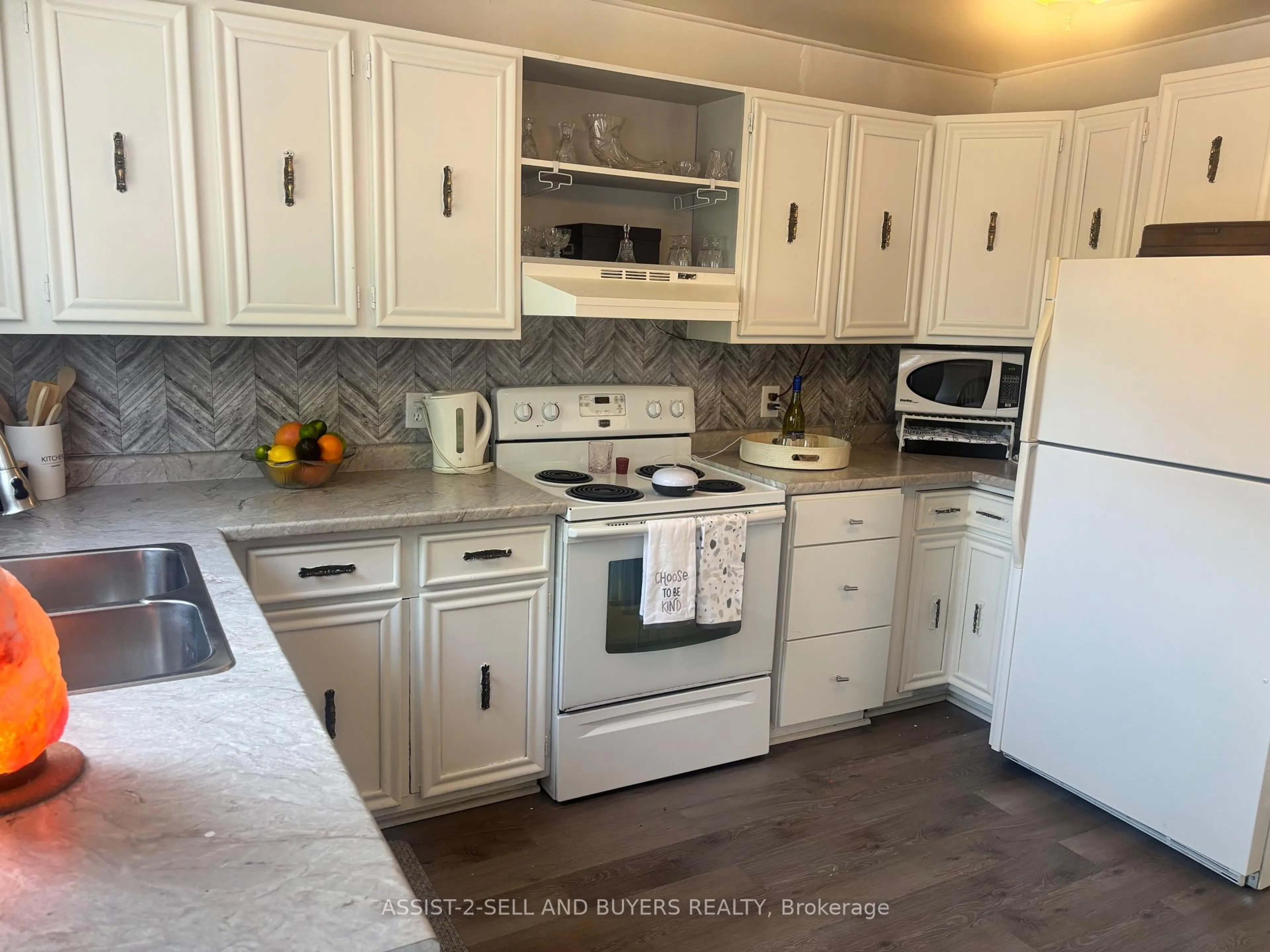 Standard kitchen, ceramic/tile floor for 224 McGregor Ave, Cornwall Ontario K6J 2X3