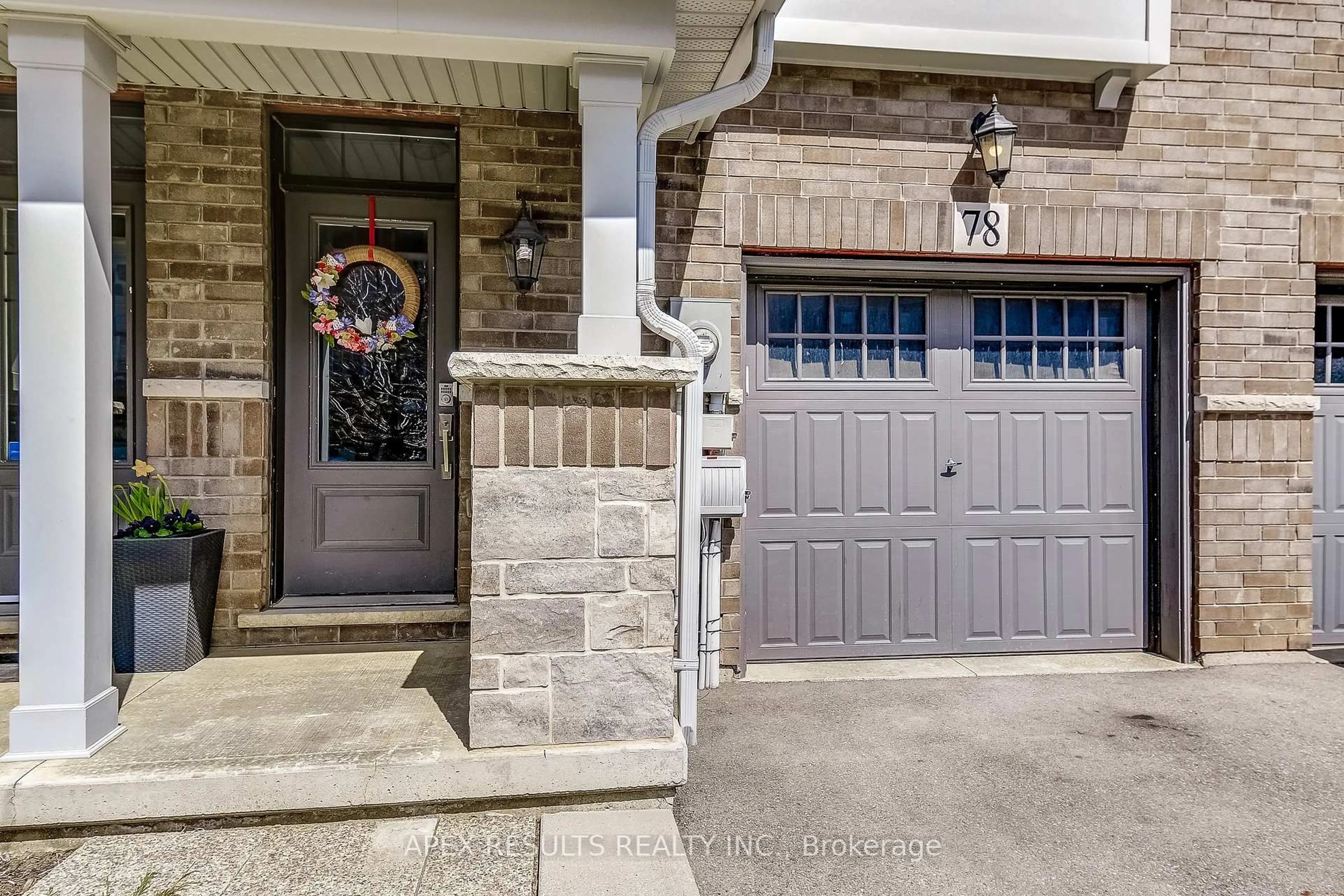 Indoor entryway for 78 Esplanade Lane, Grimsby Ontario L3M 0H2