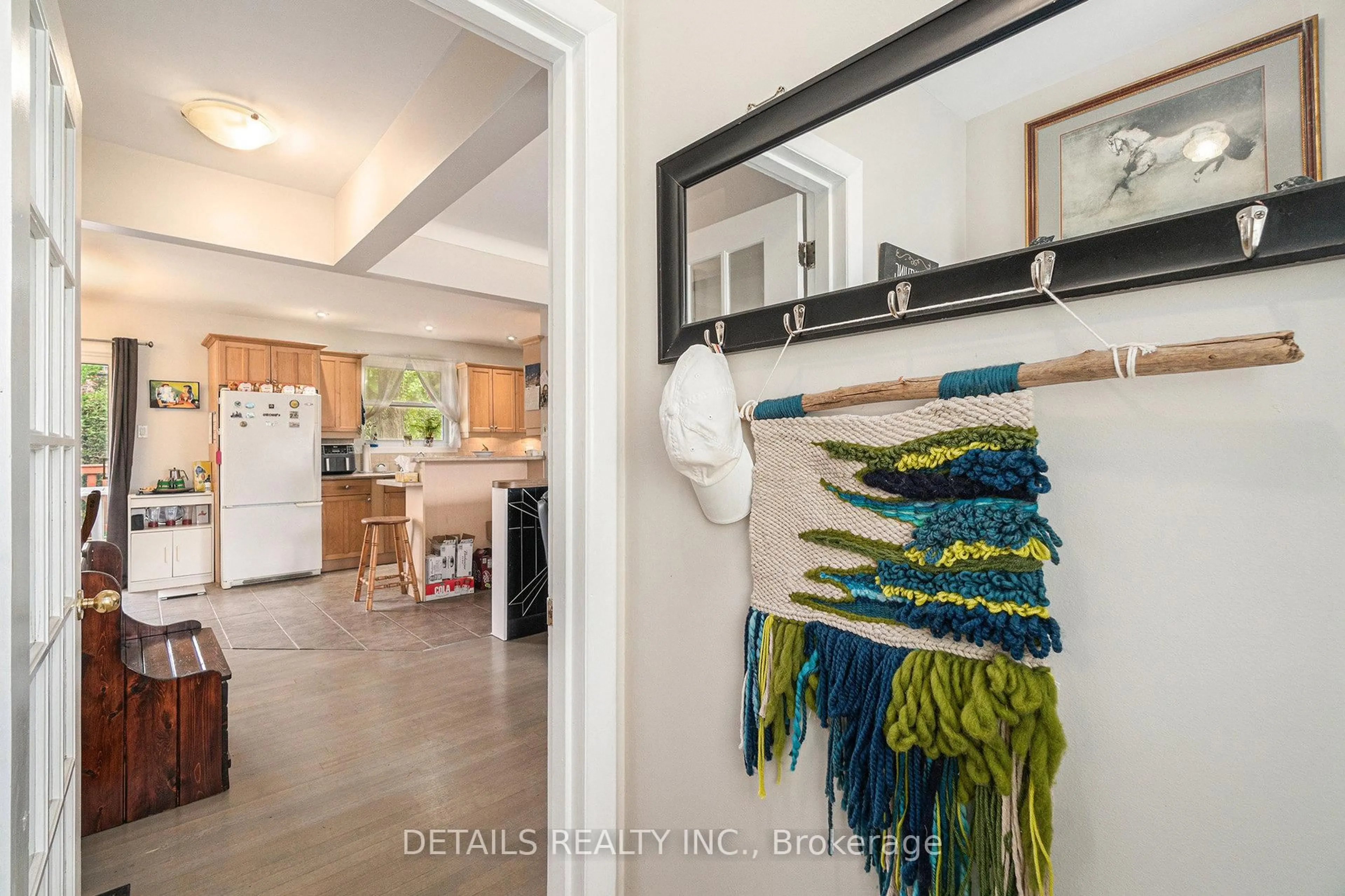 Indoor entryway for 39 Roundhay Dr, Ottawa Ontario K2G 1B6