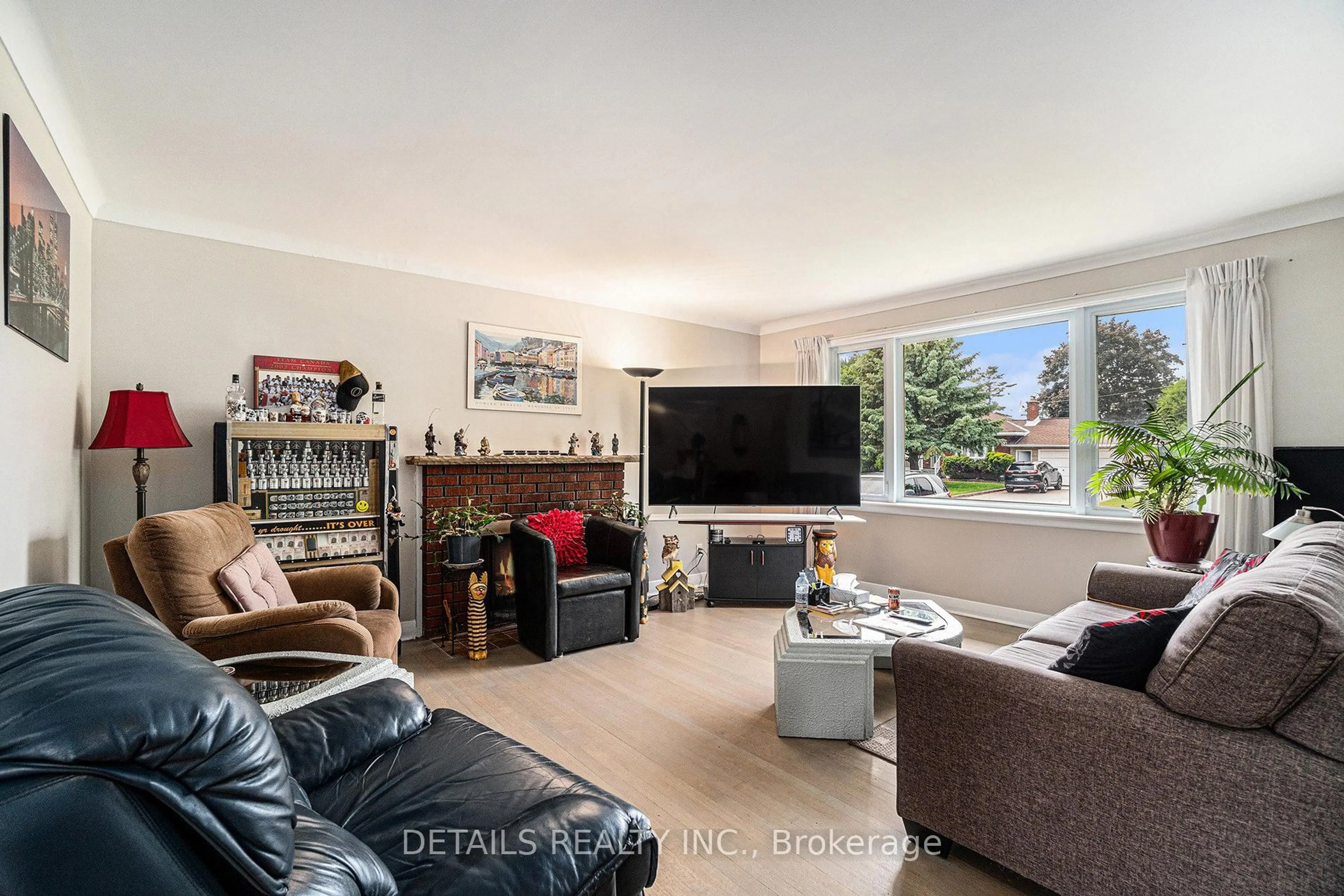Living room with furniture, unknown for 39 Roundhay Dr, Ottawa Ontario K2G 1B6