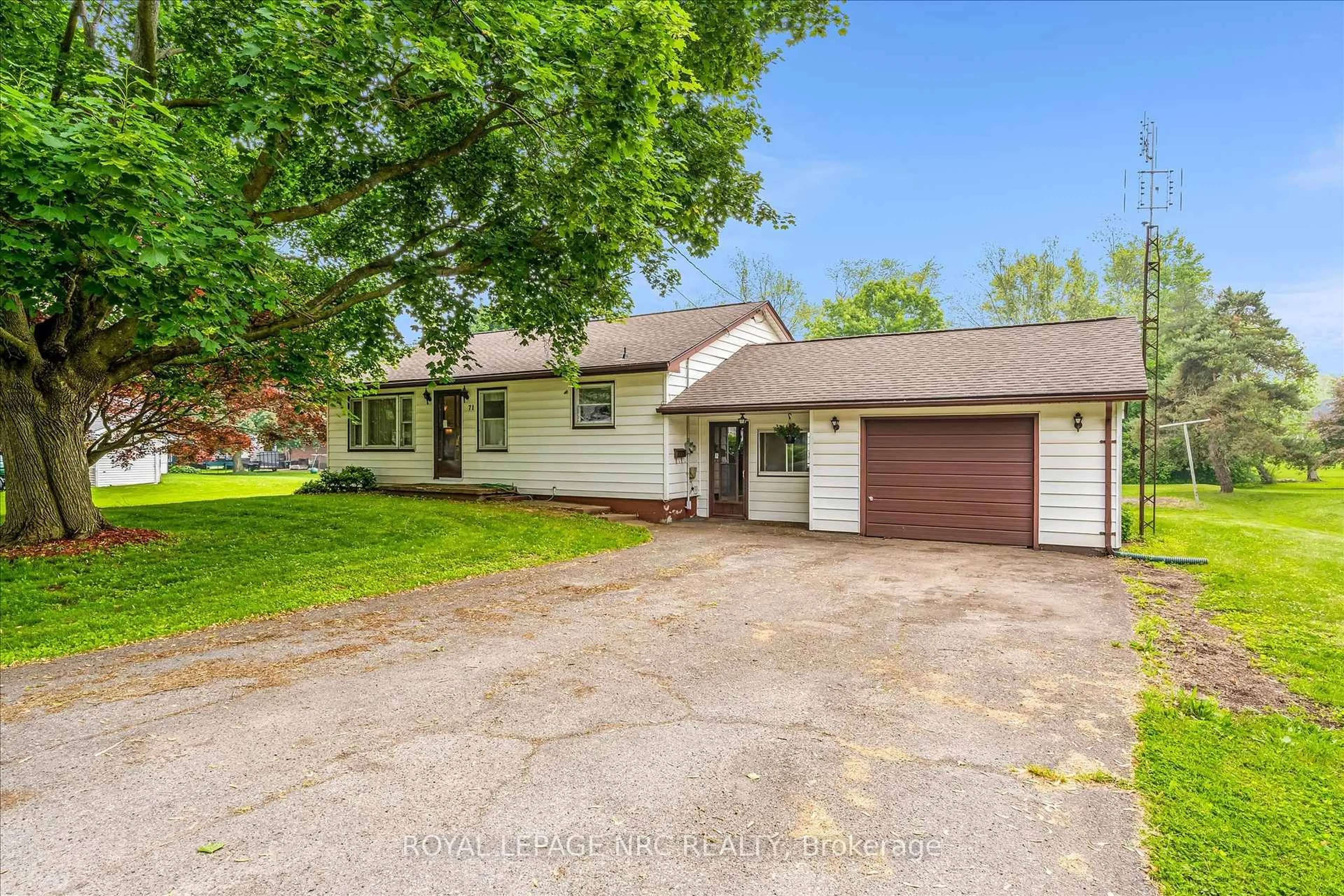 A pic from outside/outdoor area/front of a property/back of a property/a pic from drone, street for 71 Summerlea Ave, Welland Ontario L3C 3E9