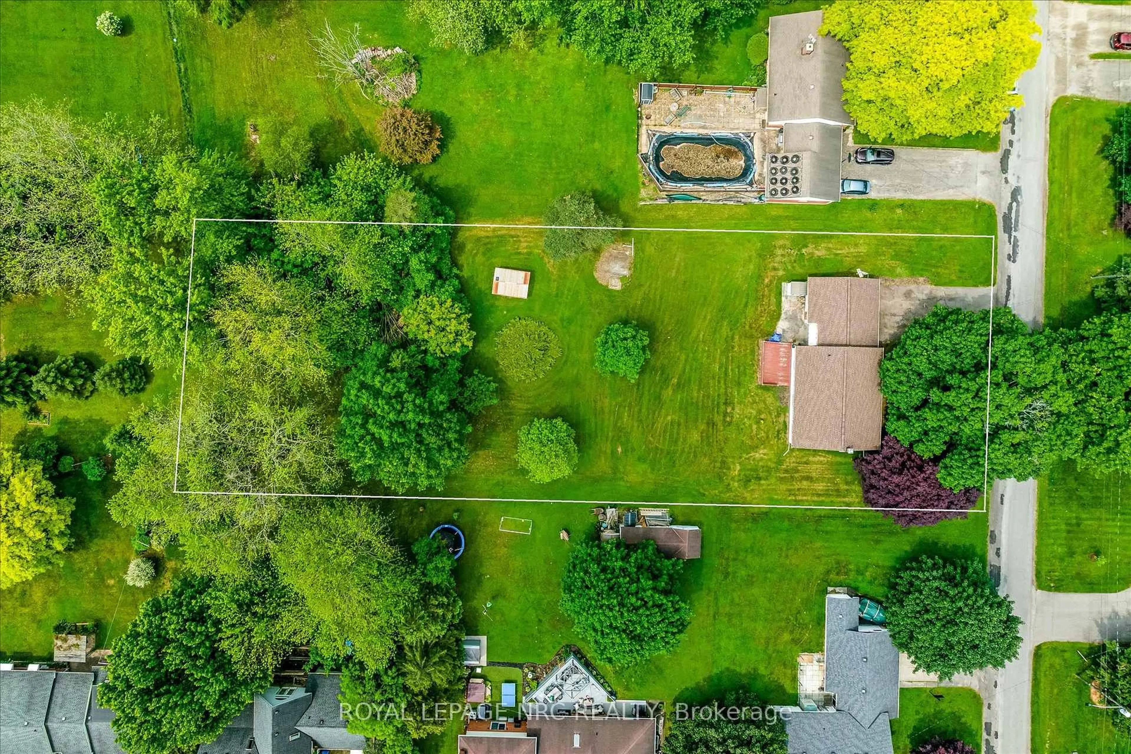 A pic from outside/outdoor area/front of a property/back of a property/a pic from drone, unknown for 71 Summerlea Ave, Welland Ontario L3C 3E9