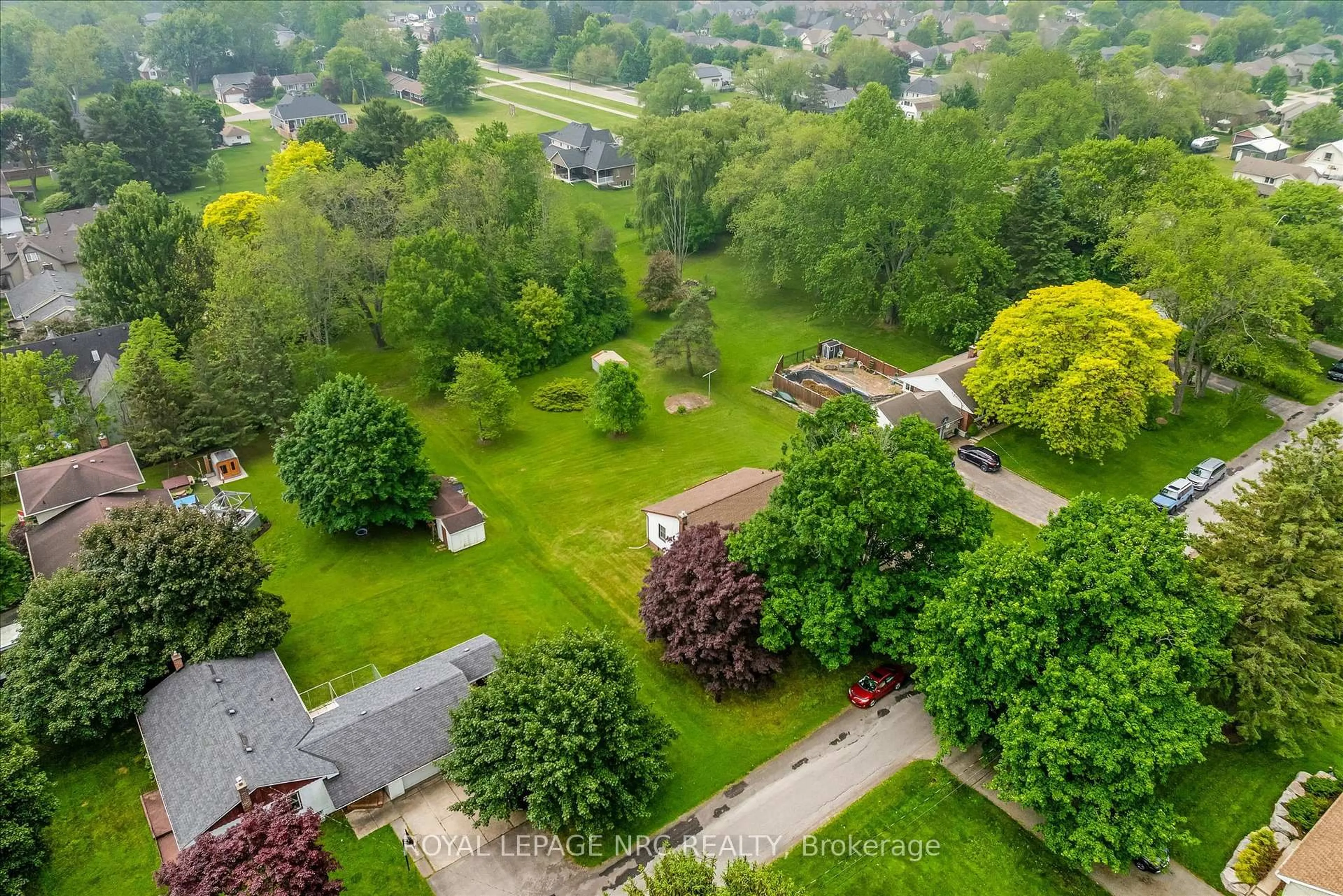 A pic from outside/outdoor area/front of a property/back of a property/a pic from drone, unknown for 71 Summerlea Ave, Welland Ontario L3C 3E9