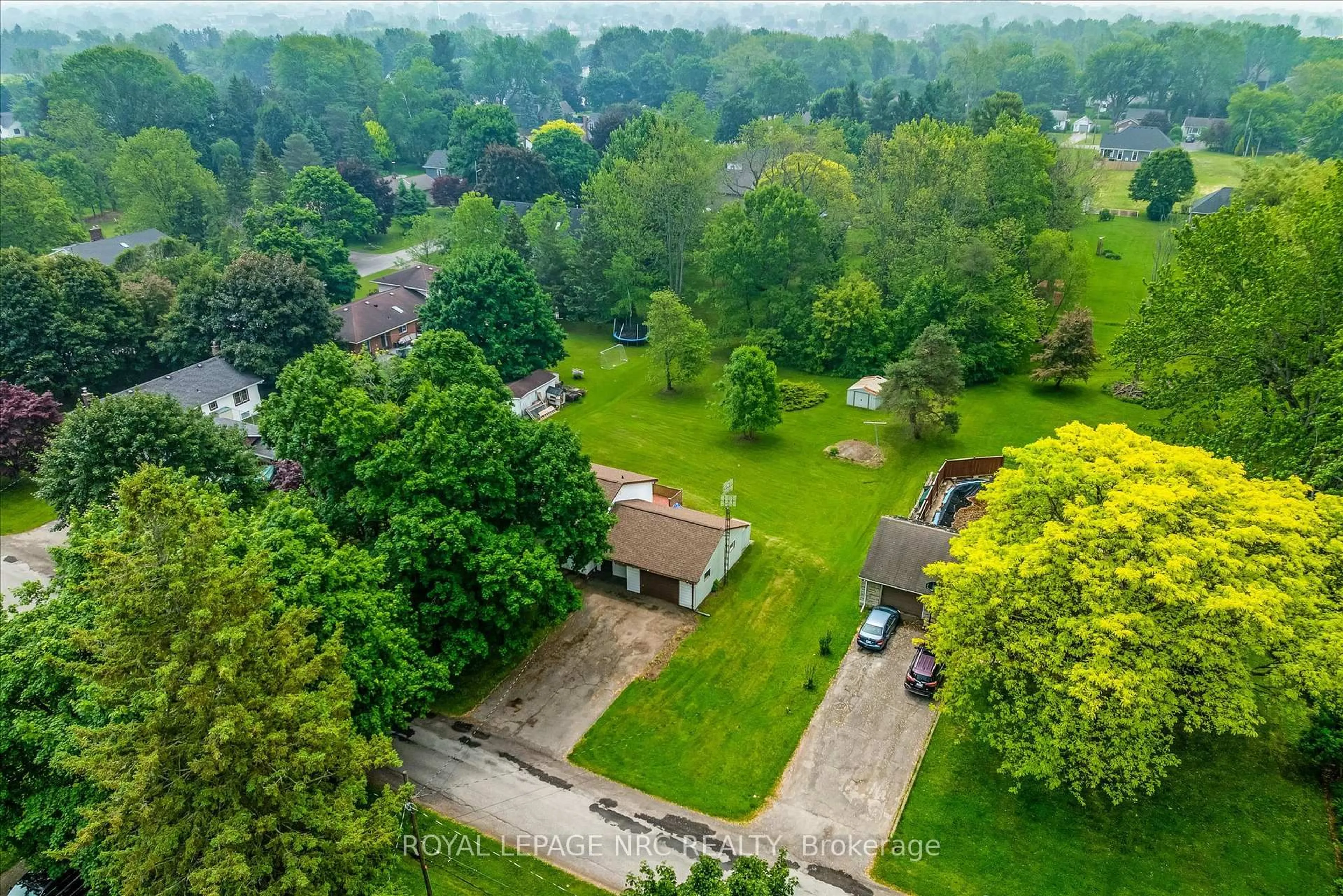 A pic from outside/outdoor area/front of a property/back of a property/a pic from drone, unknown for 71 Summerlea Ave, Welland Ontario L3C 3E9