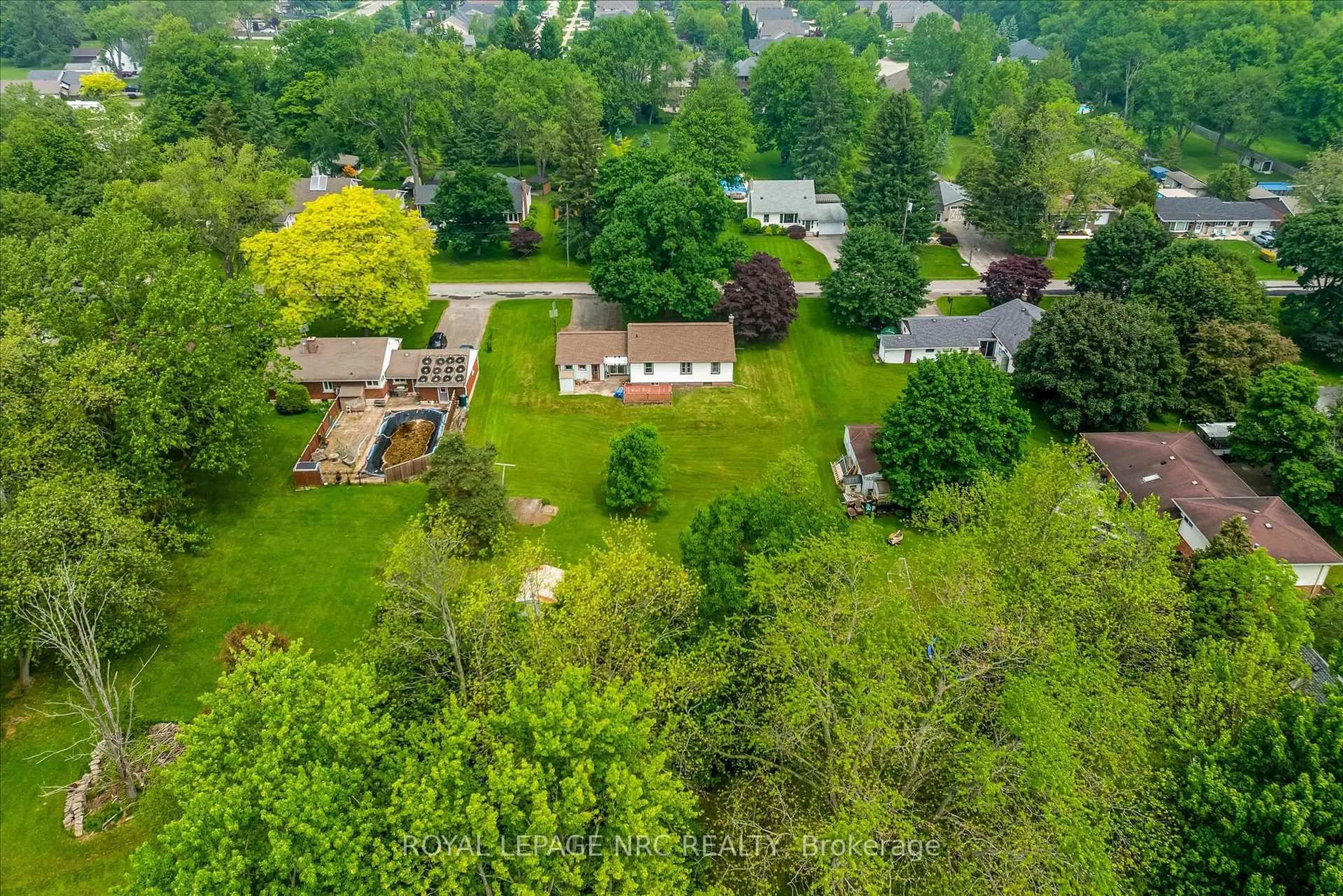 A pic from outside/outdoor area/front of a property/back of a property/a pic from drone, unknown for 71 Summerlea Ave, Welland Ontario L3C 3E9