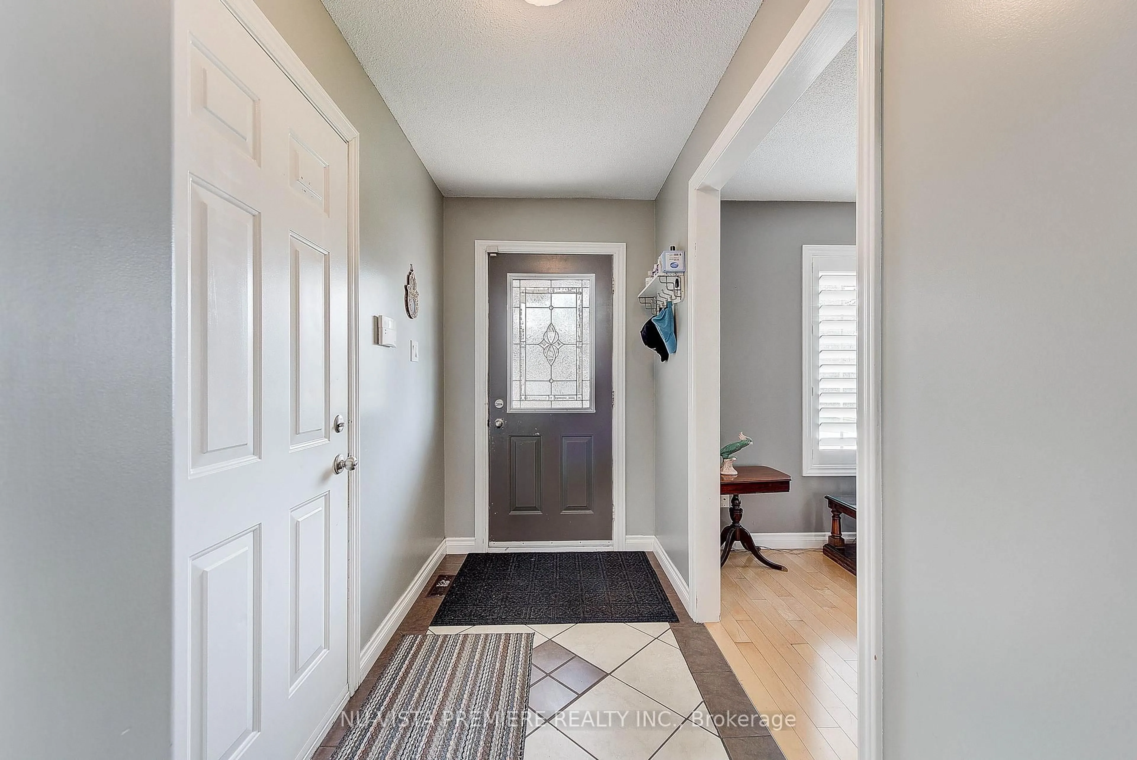 Indoor entryway for 494 Exmouth Circ, London East Ontario N5V 5G7