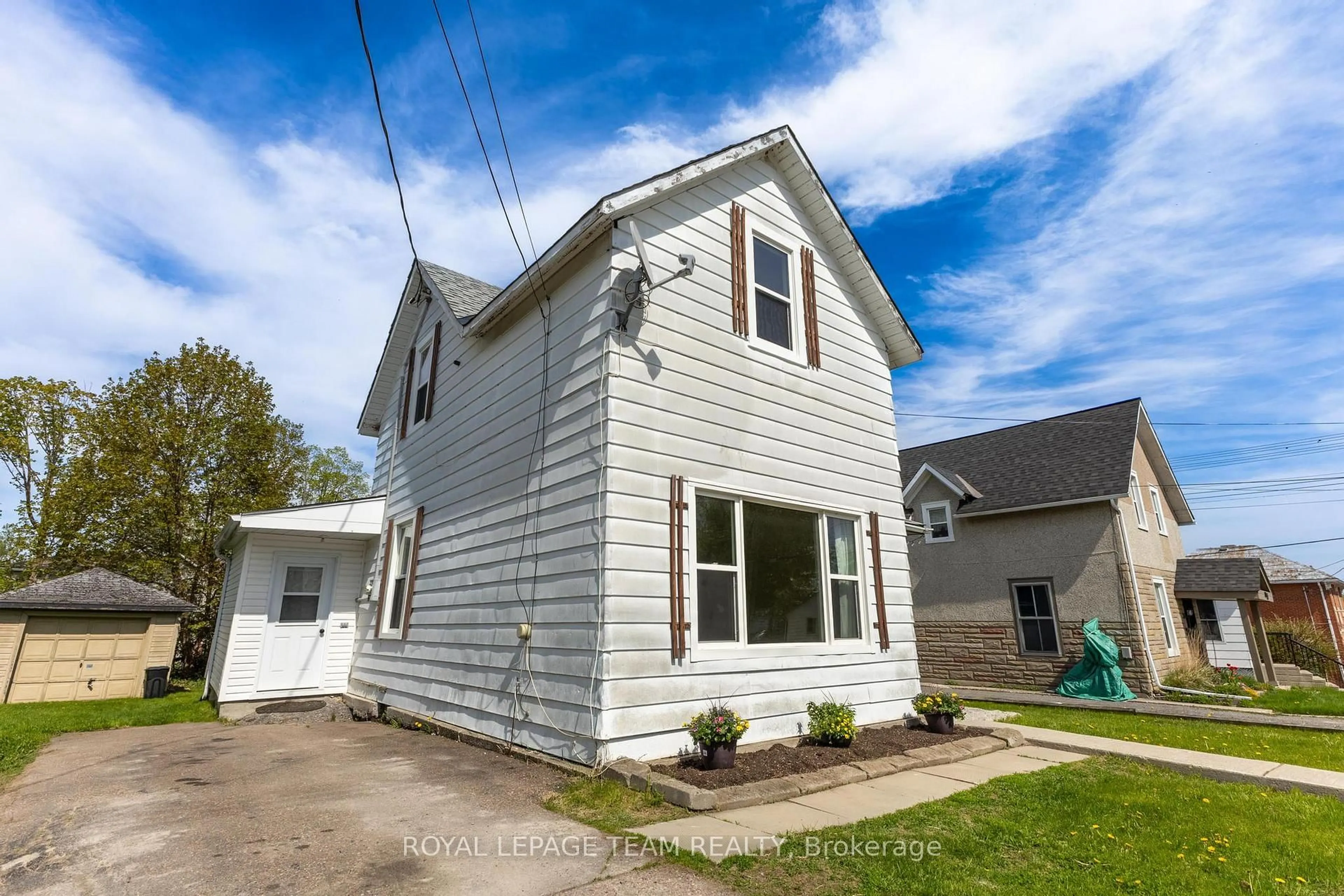 Home with vinyl exterior material, street for 48 Mcgonigal St, Arnprior Ontario K7S 1L4