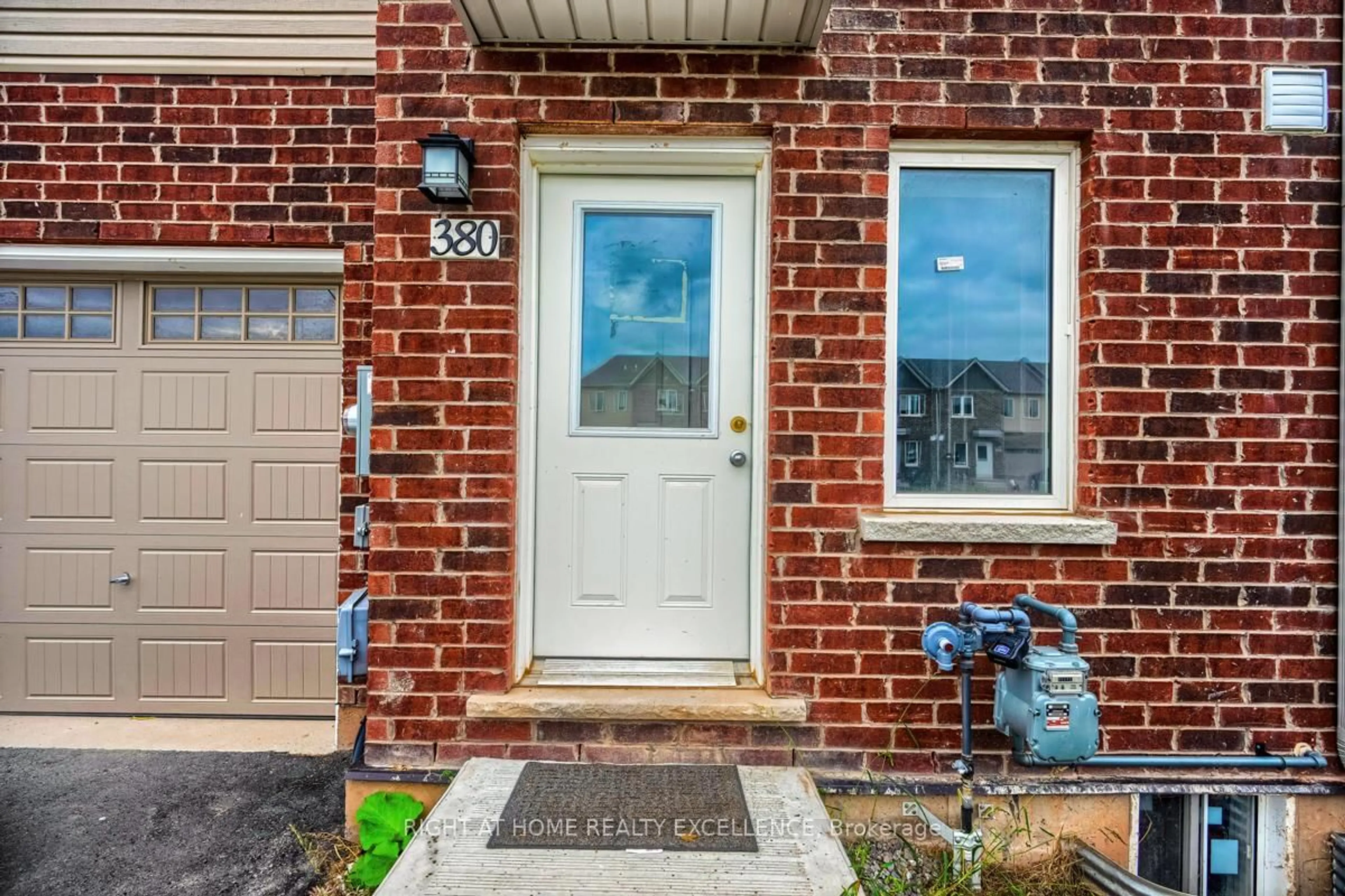Indoor entryway for 380 Chaffey St #380, Welland Ontario L3B 2Z1