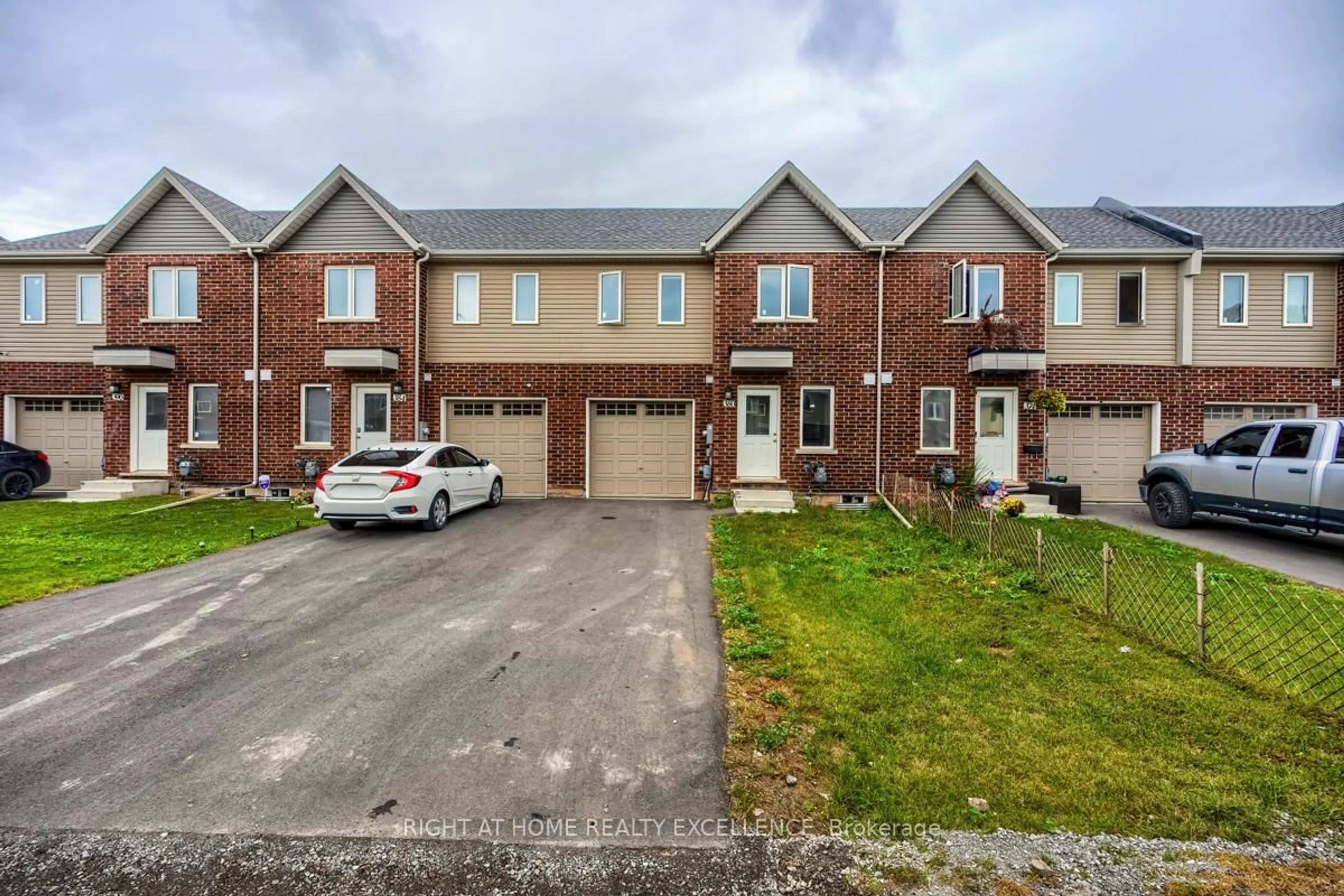 A pic from outside/outdoor area/front of a property/back of a property/a pic from drone, street for 380 Chaffey St #380, Welland Ontario L3B 2Z1