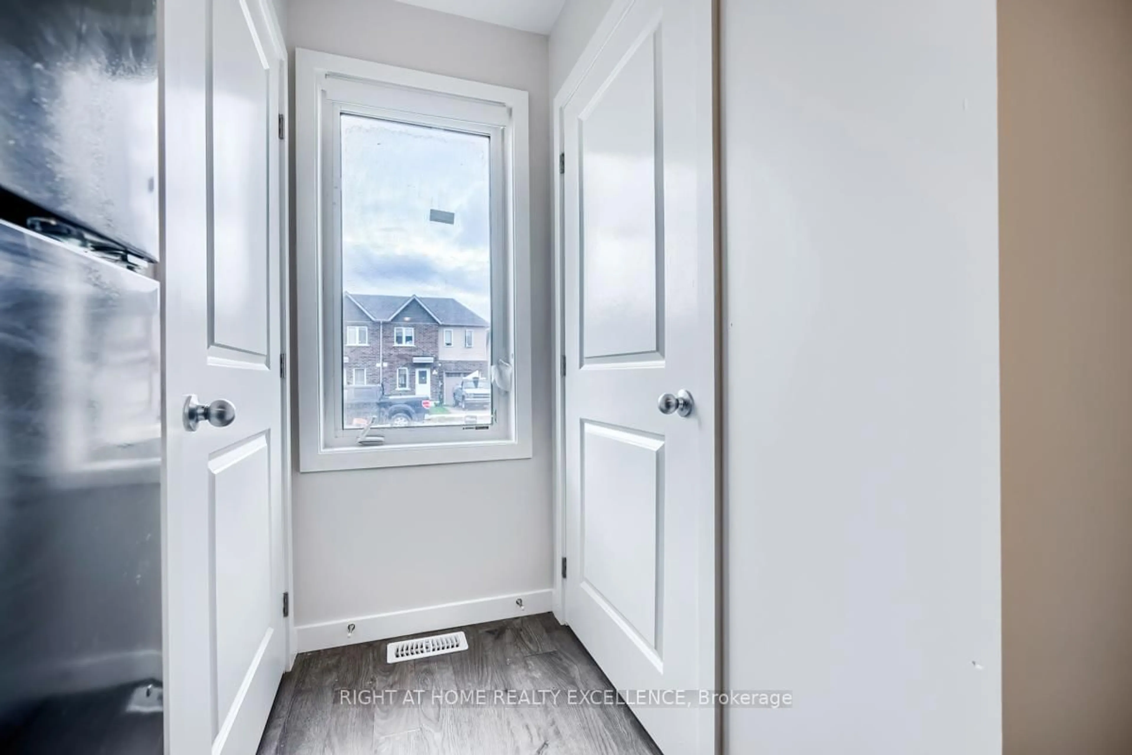 Indoor entryway for 380 Chaffey St #380, Welland Ontario L3B 2Z1