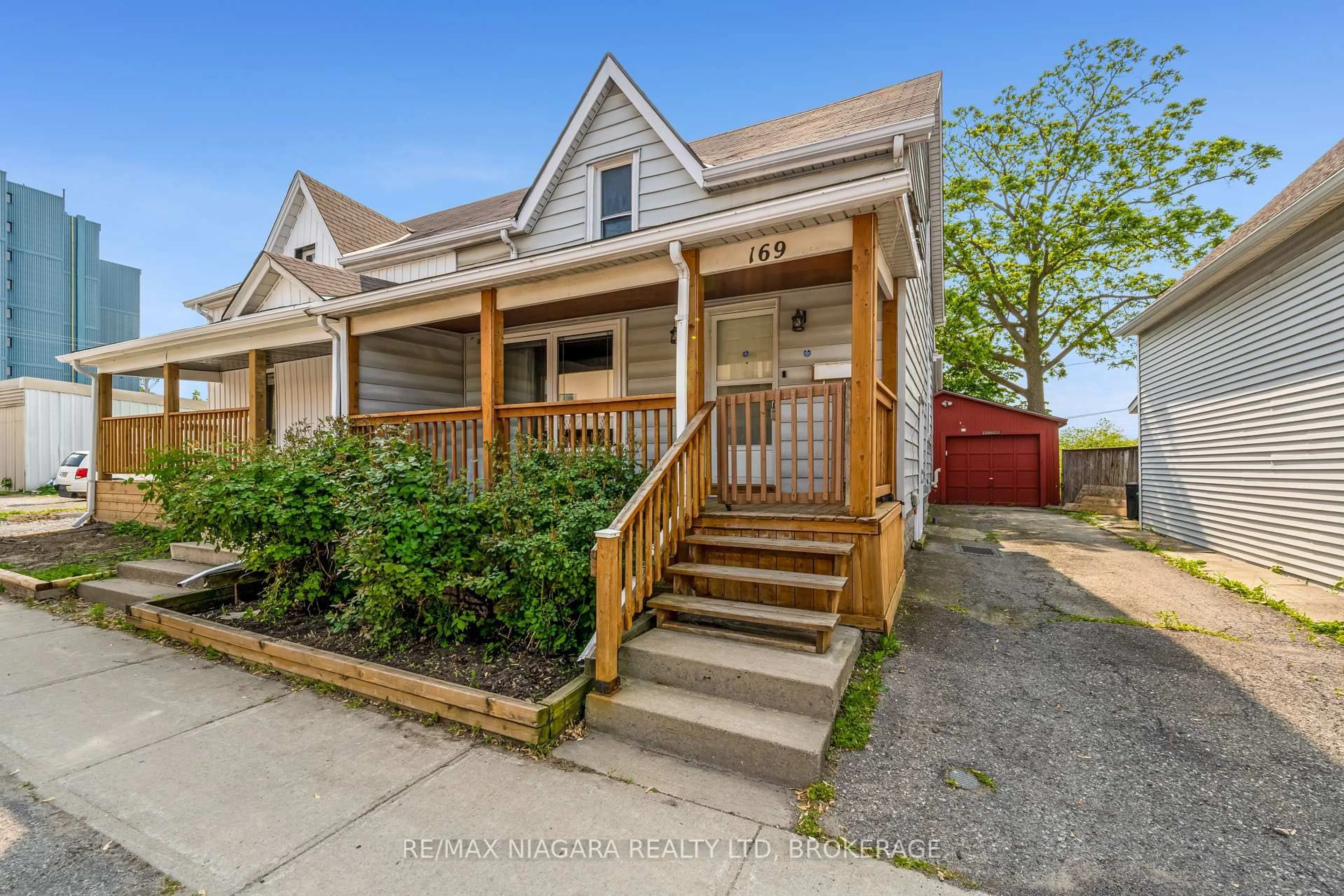 Home with vinyl exterior material, street for 169 King St, Welland Ontario L3B 3J4