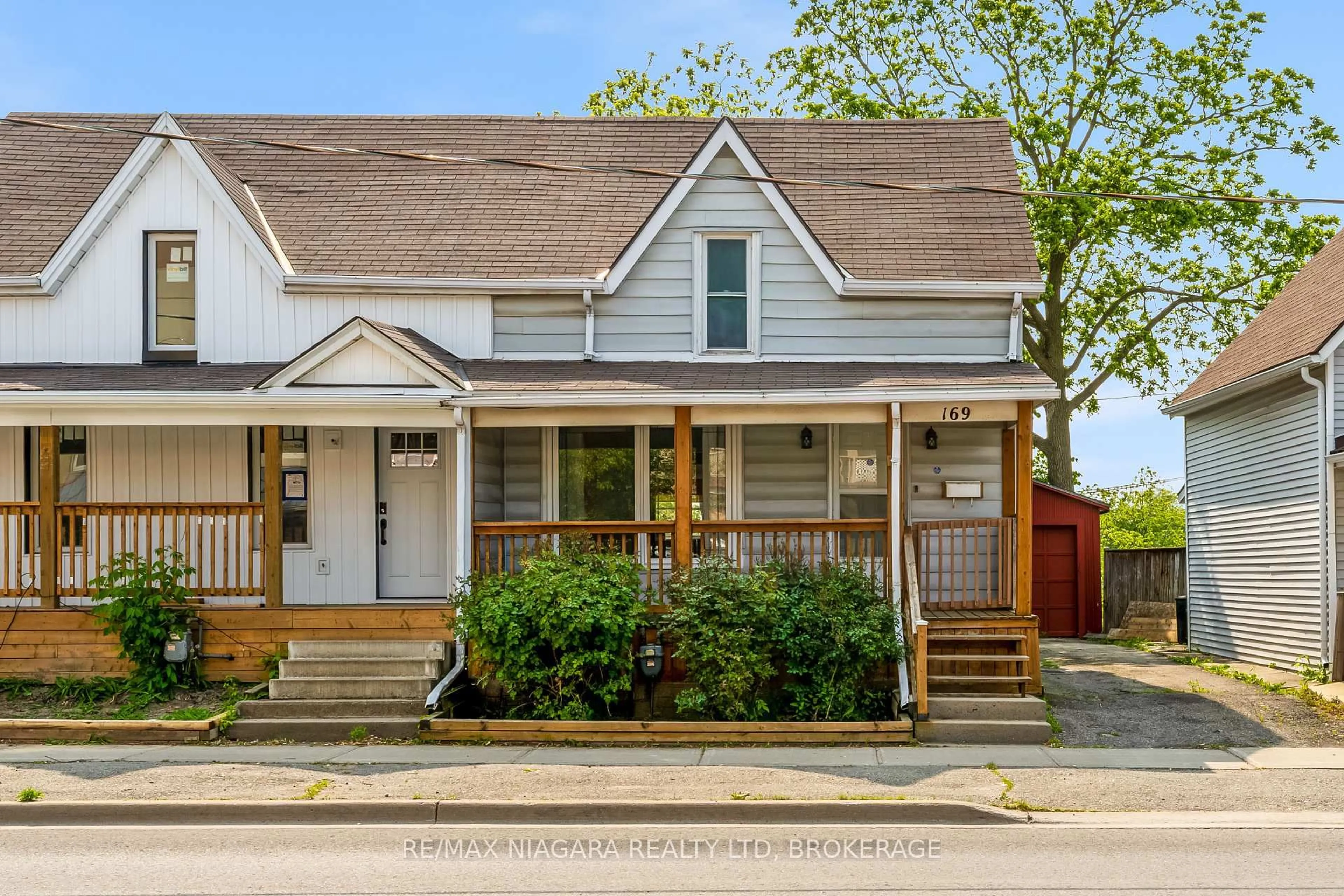 Home with vinyl exterior material, street for 169 King St, Welland Ontario L3B 3J4