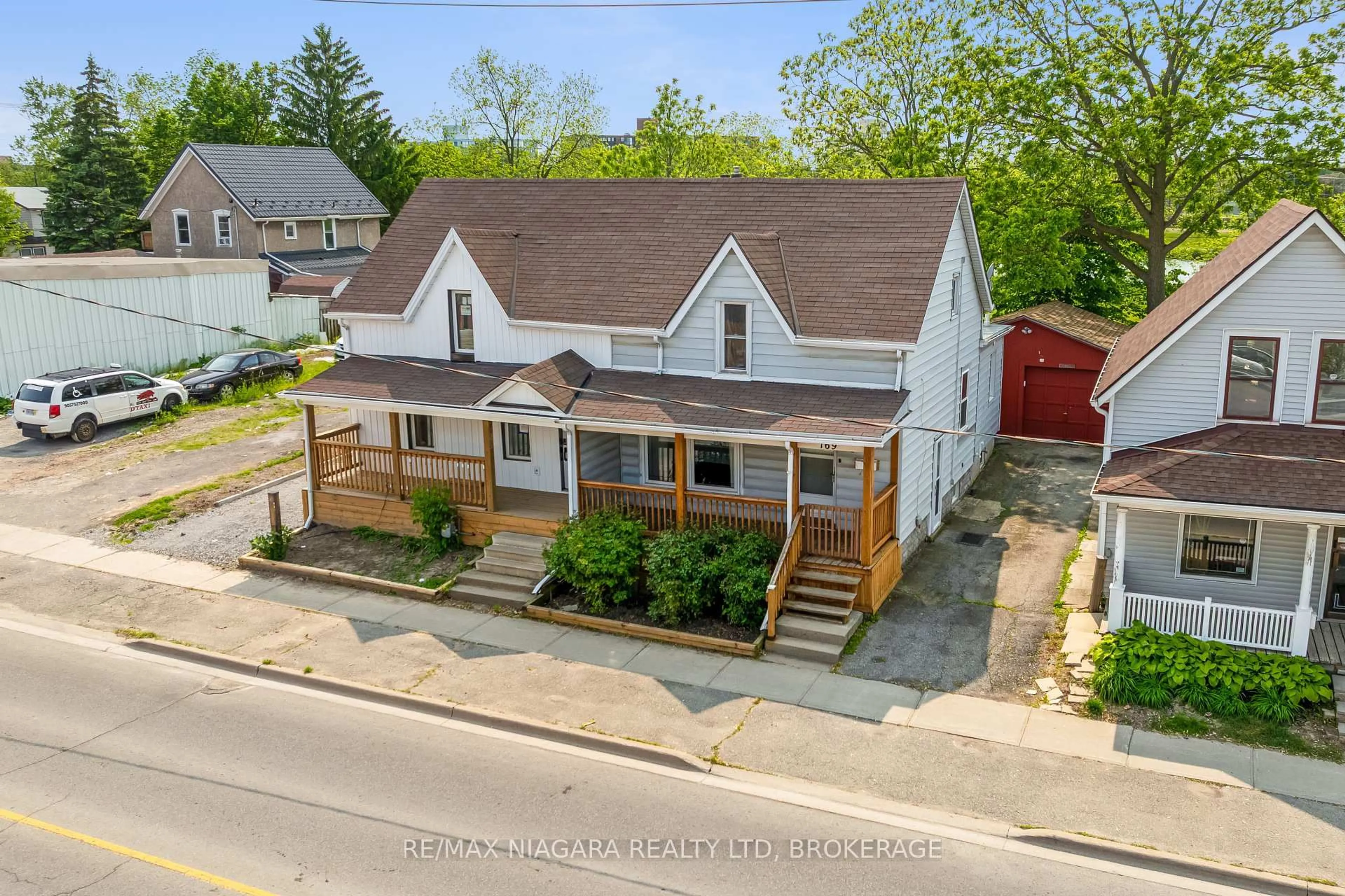A pic from outside/outdoor area/front of a property/back of a property/a pic from drone, street for 169 King St, Welland Ontario L3B 3J4