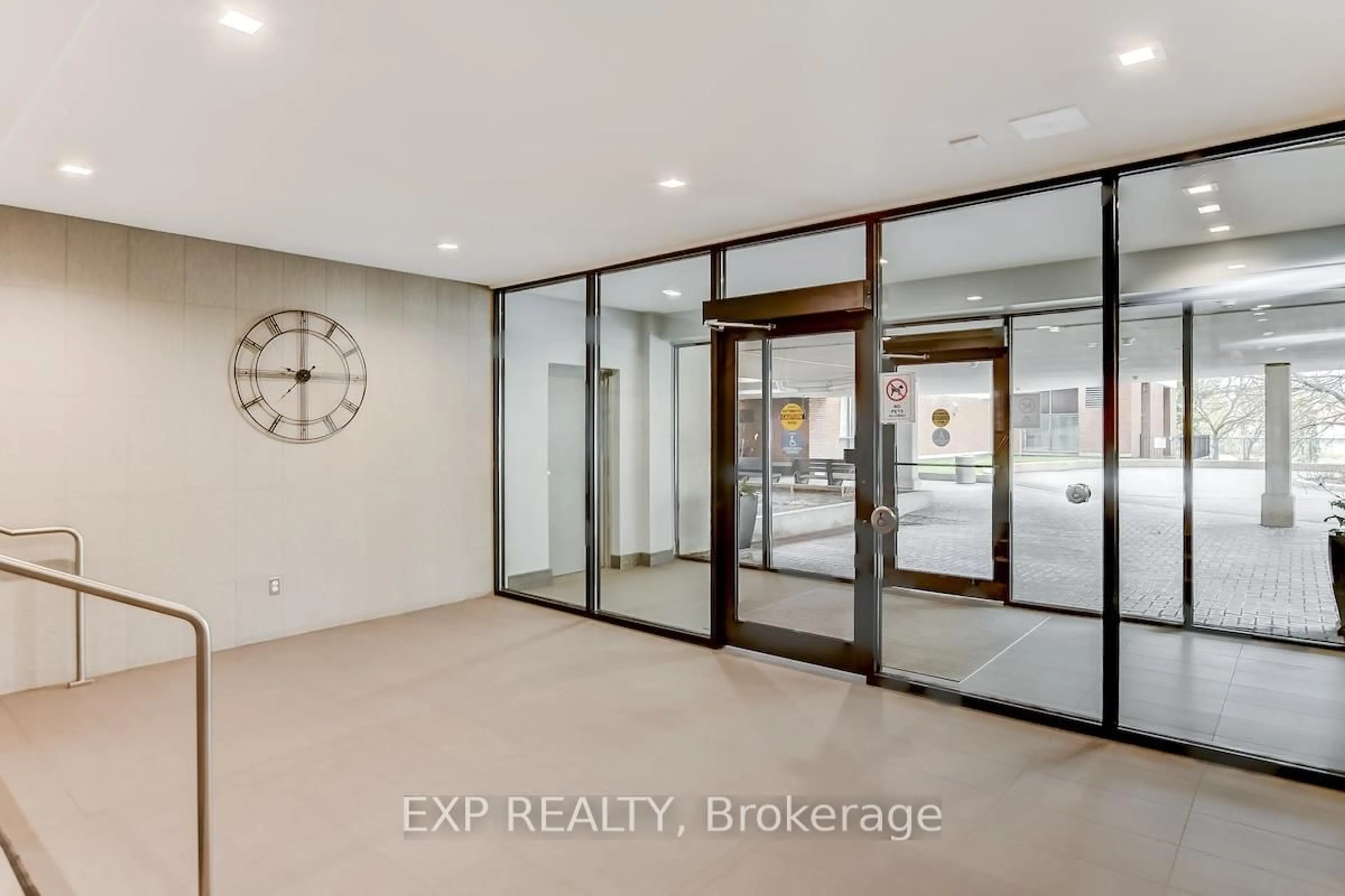 Indoor entryway for 665 Bathgate Dr #1705, Ottawa Ontario K1K 3Y4