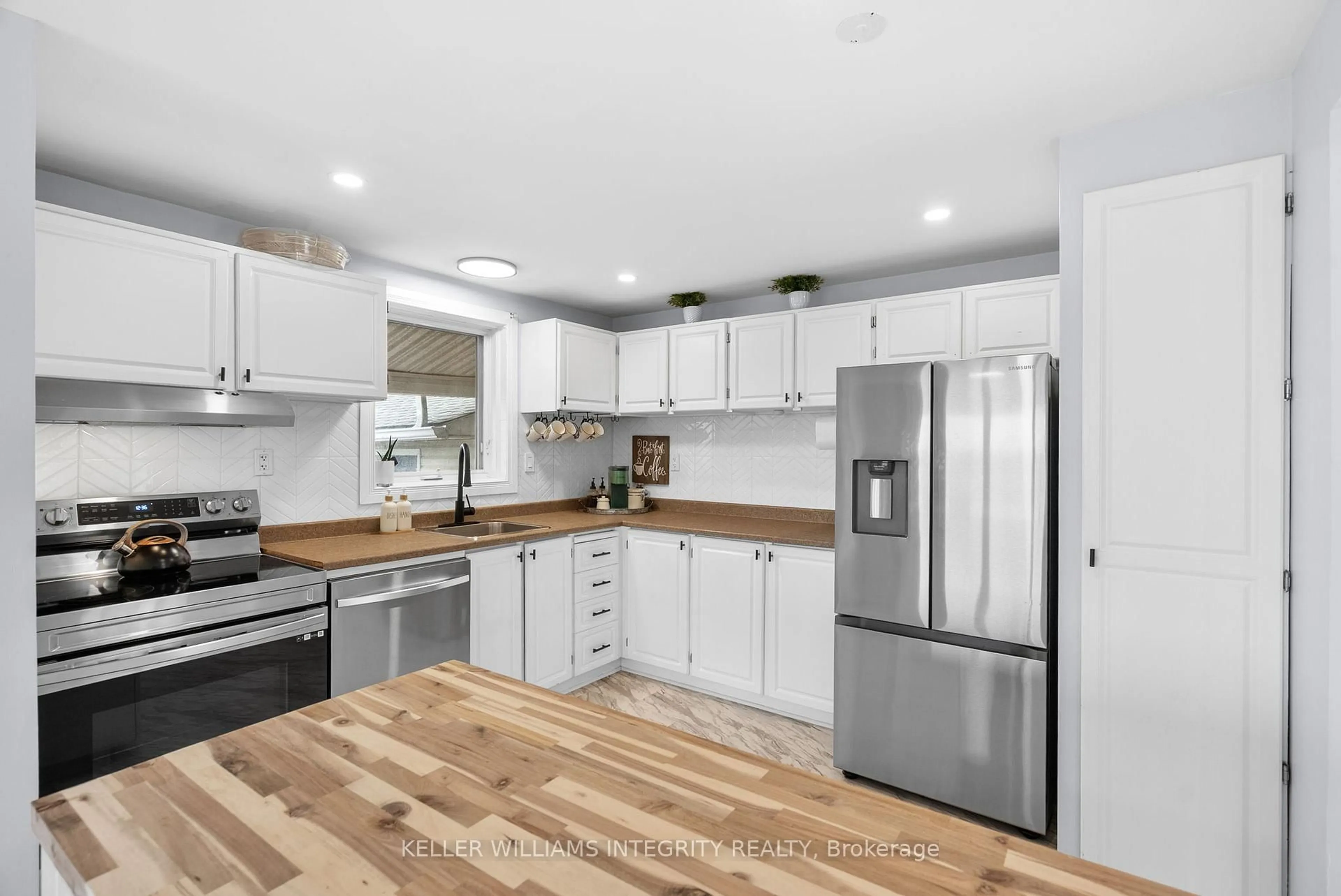 Open concept kitchen, unknown for 1560 Mclaughlin Rd, North Stormont Ontario K0A 1R0