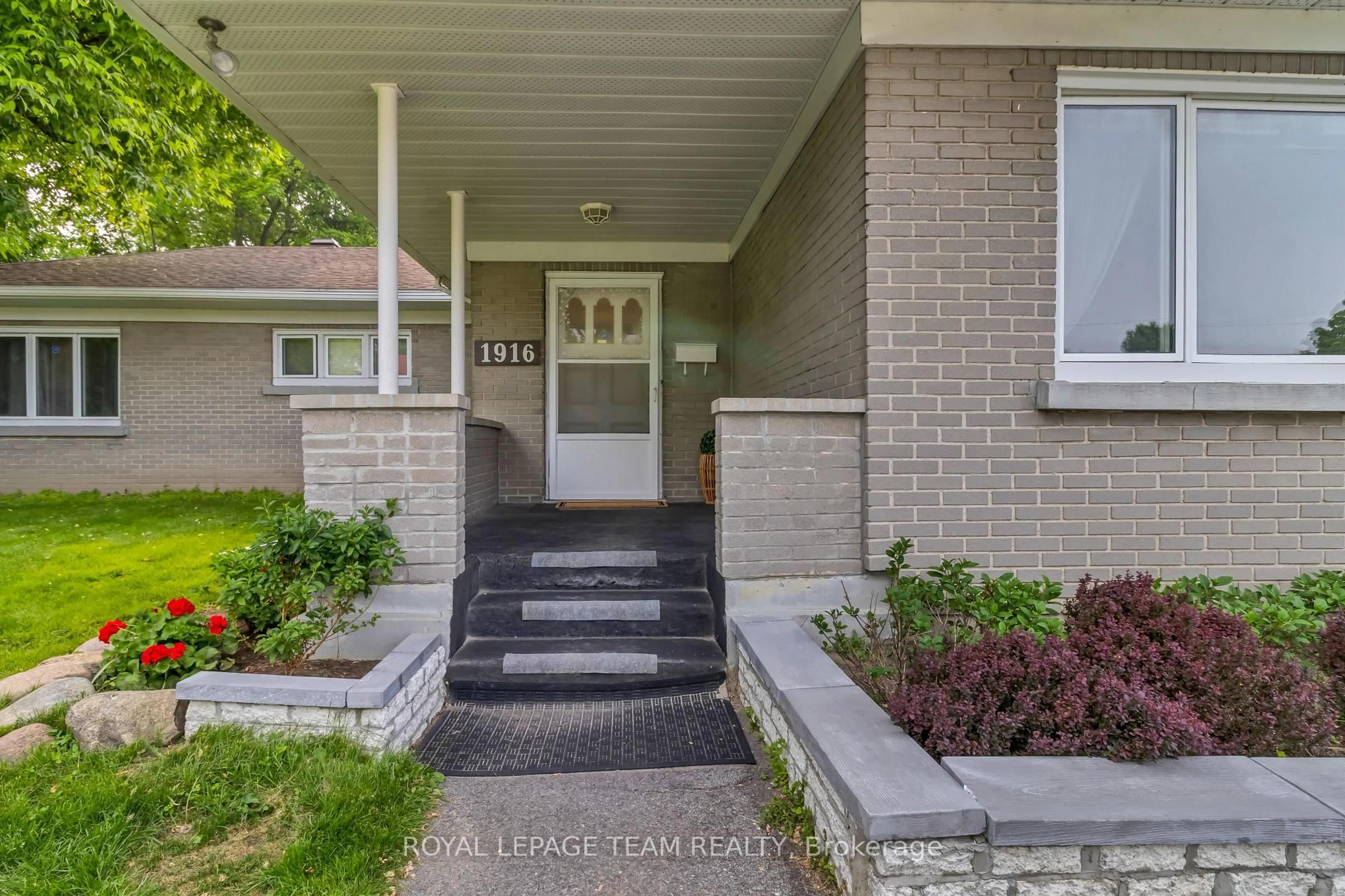 Indoor entryway for 1916 Alta Vista Dr, Ottawa Ontario K1H 7K6