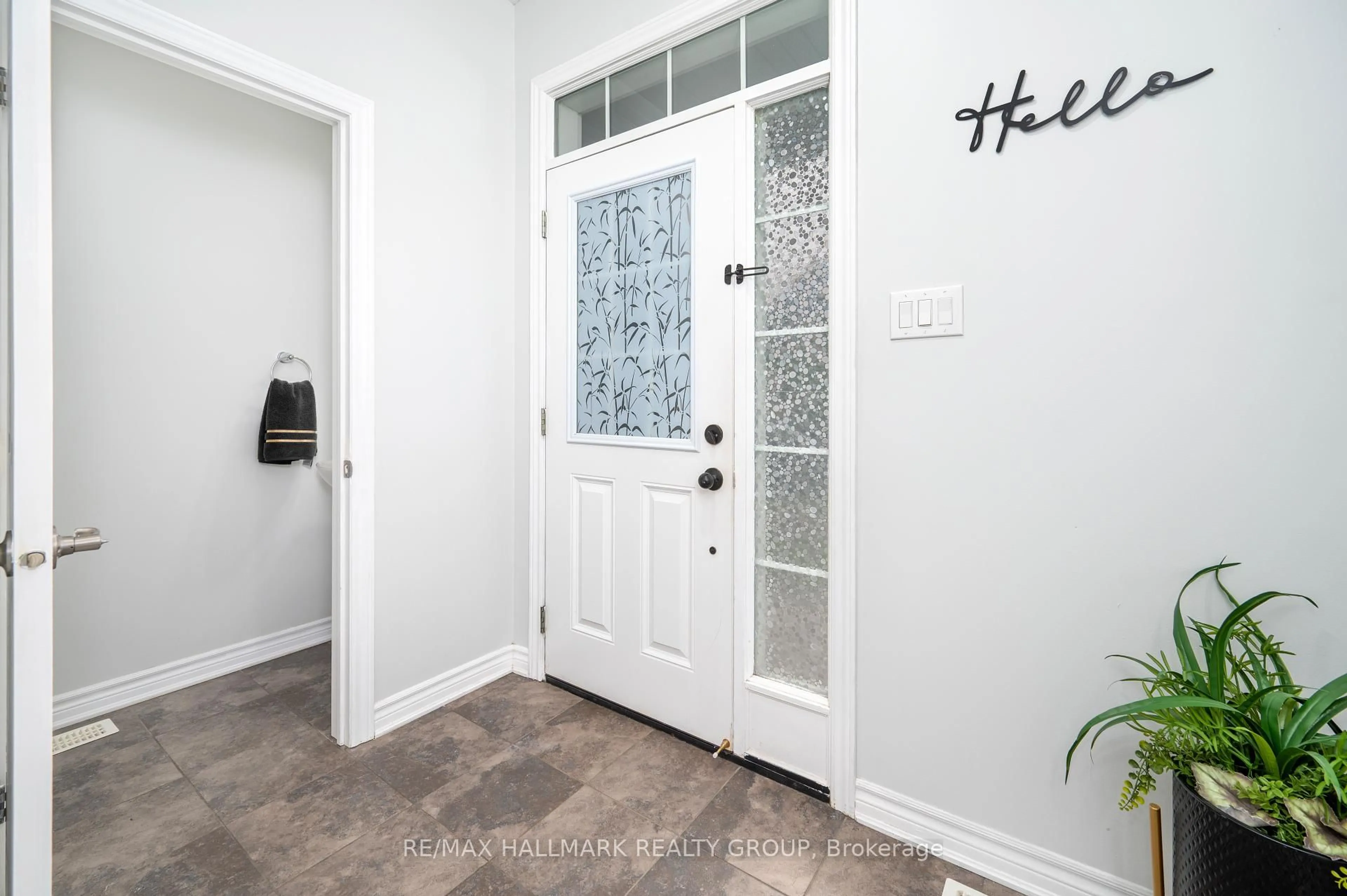 Indoor entryway for 223 Conifer Creek Circ, Ottawa Ontario K2M 0M2