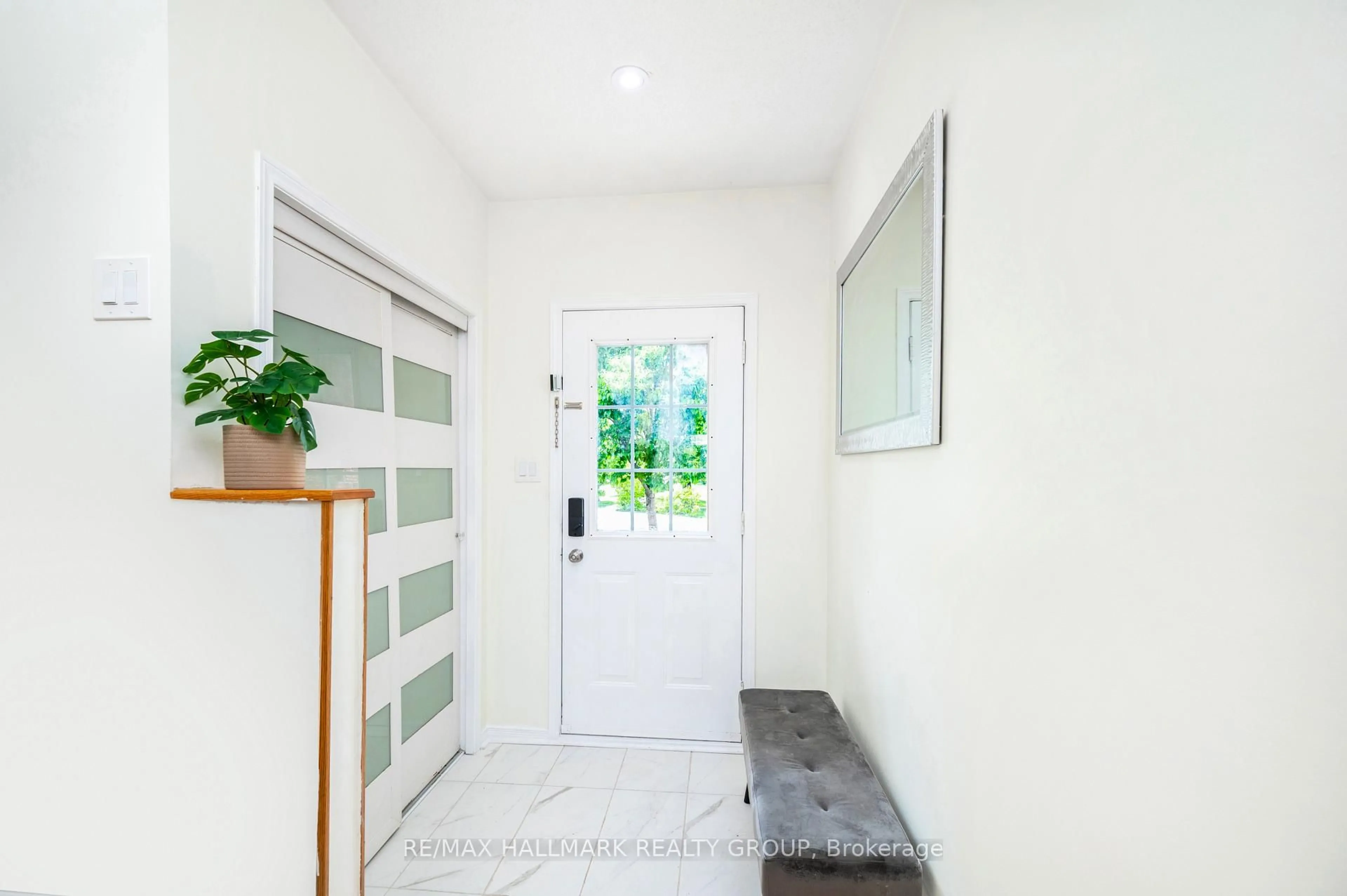 Indoor entryway for 73 Palmadeo Dr, Ottawa Ontario K2J 4Z3