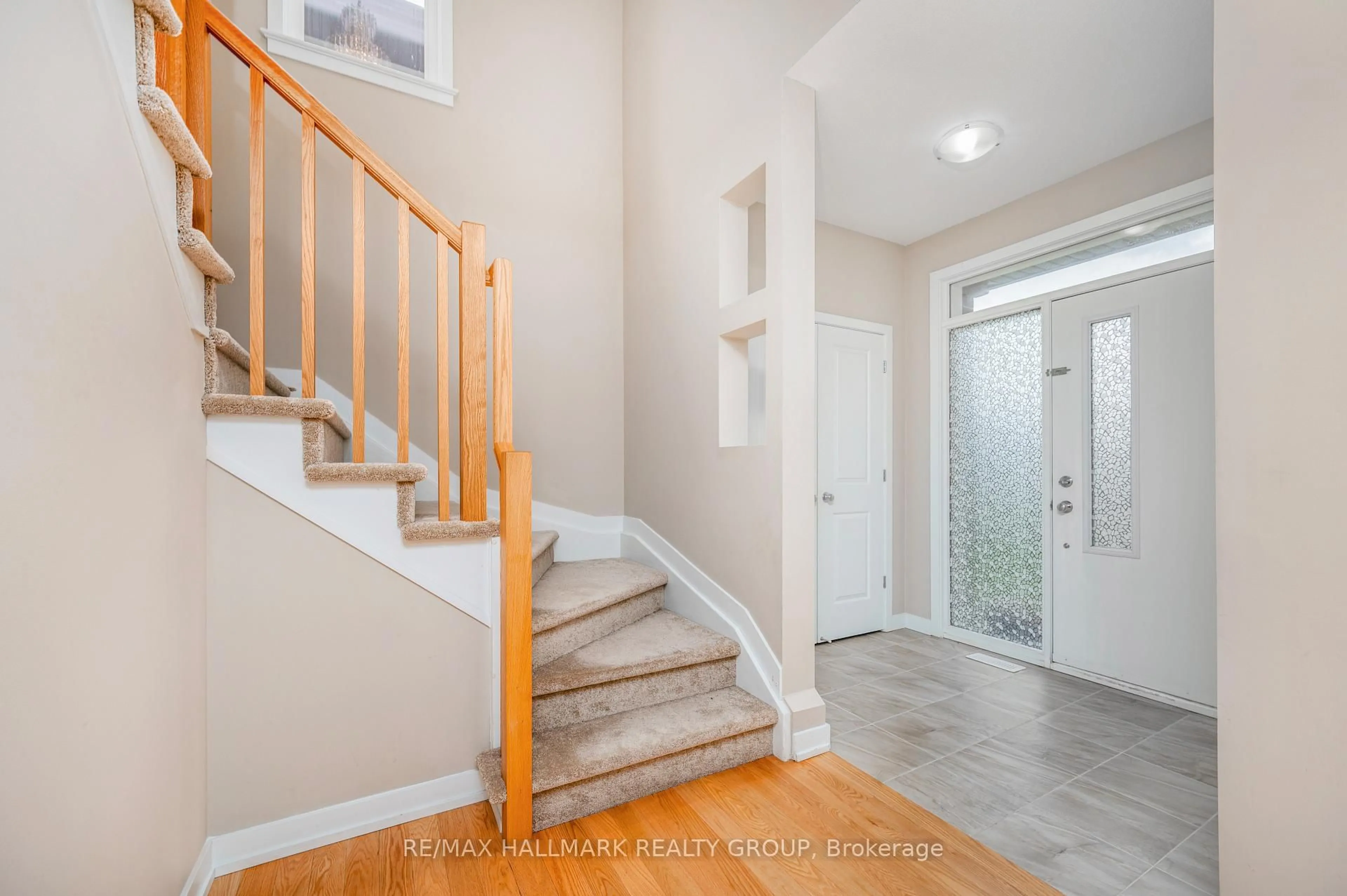 Indoor entryway for 238 Condado Cres, Ottawa Ontario K2V 0P2