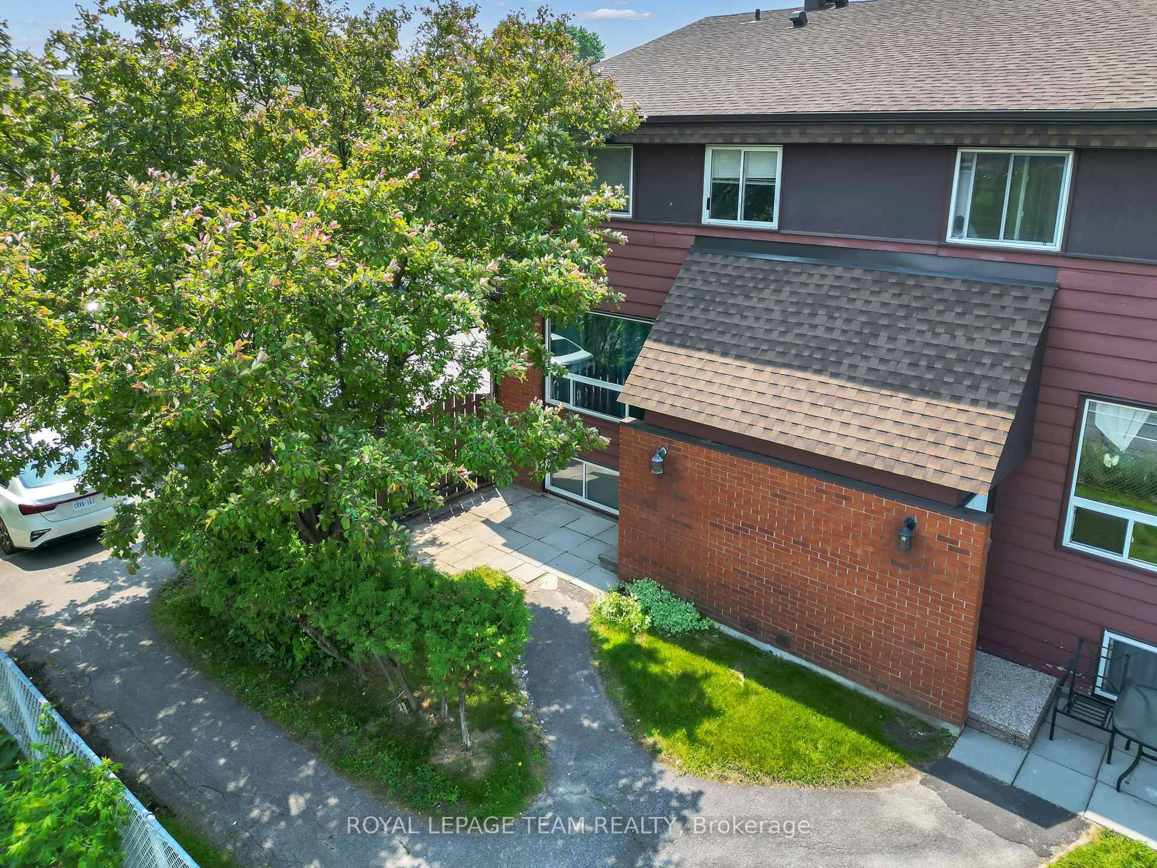 A pic from outside/outdoor area/front of a property/back of a property/a pic from drone, street for 5 Banner Rd #L, Ottawa Ontario K2H 8T3