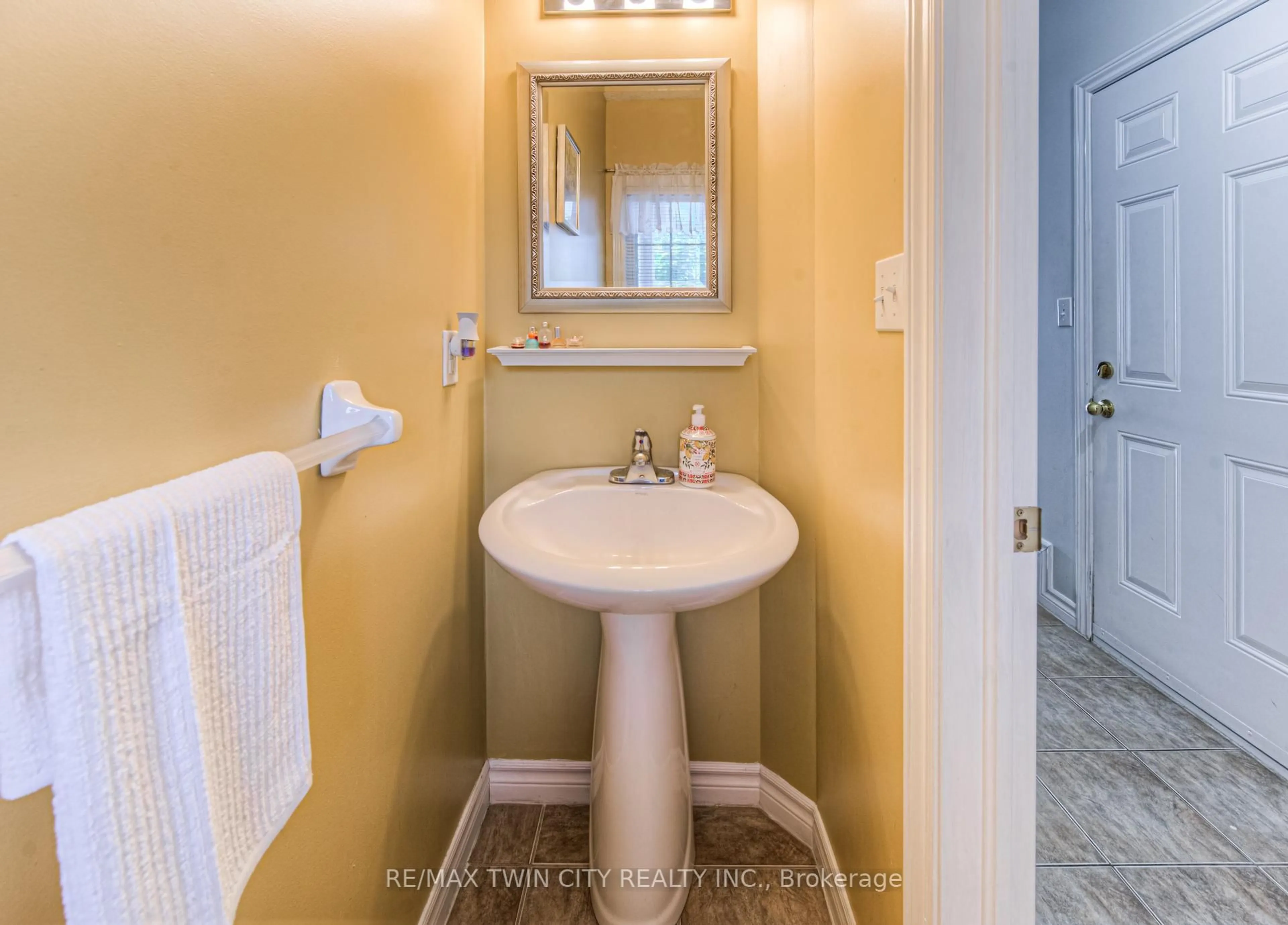 Standard bathroom, ceramic/tile floor for 972 Strasburg Rd #4, Kitchener Ontario N2E 2K4