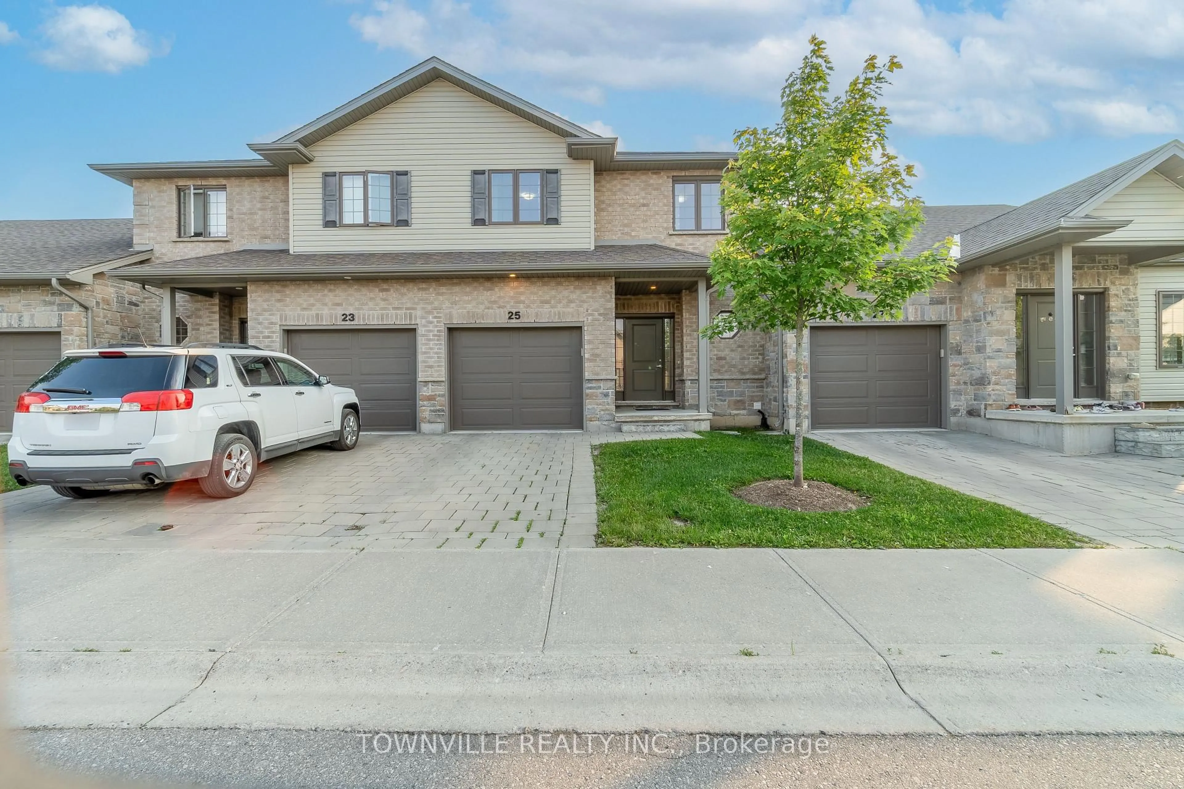 A pic from outside/outdoor area/front of a property/back of a property/a pic from drone, street for 2910 Tokala Tr #25, London North Ontario N6G 0T9