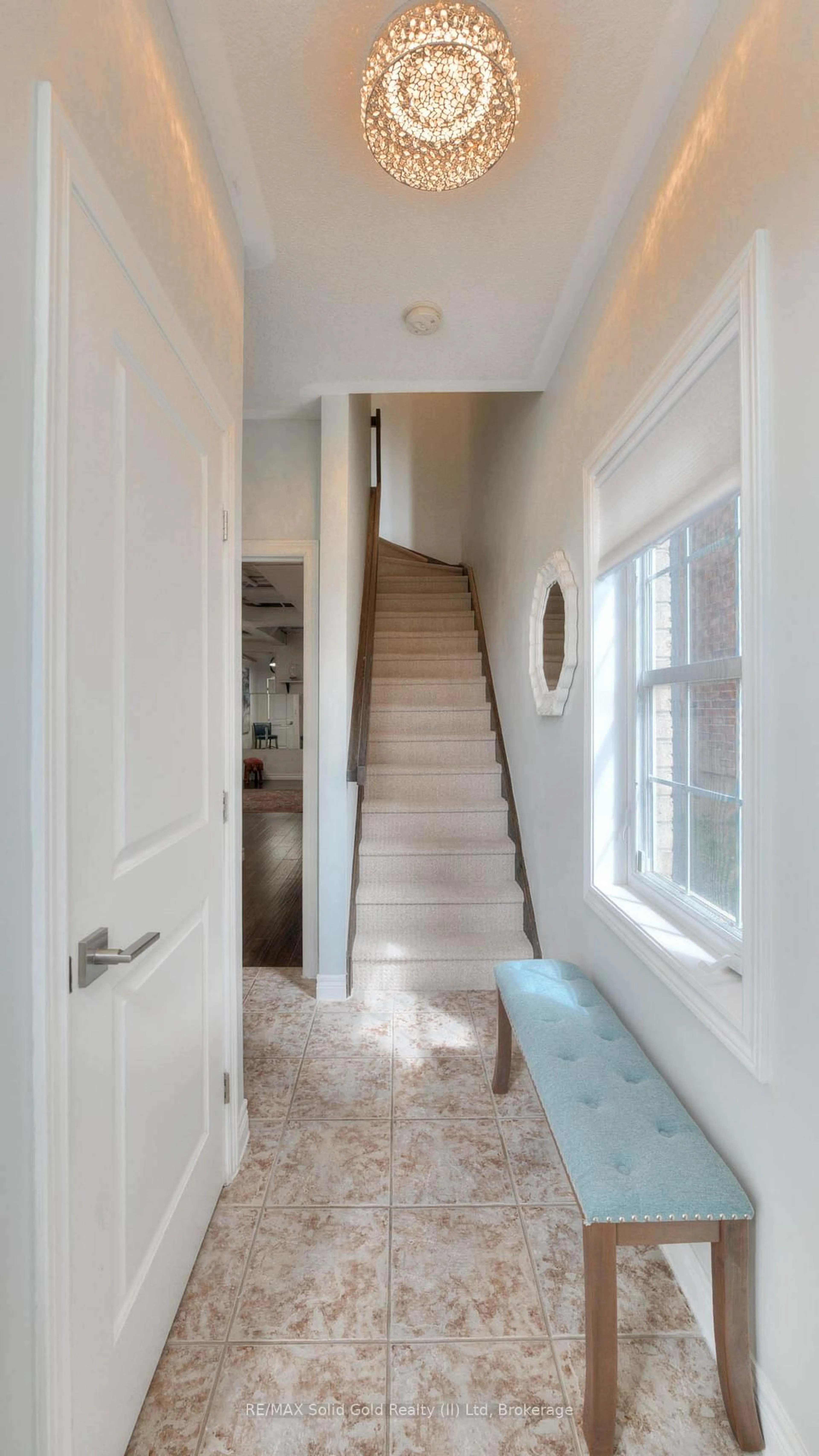 Indoor entryway for 348 Louisa St, Kitchener Ontario N2H 0B2