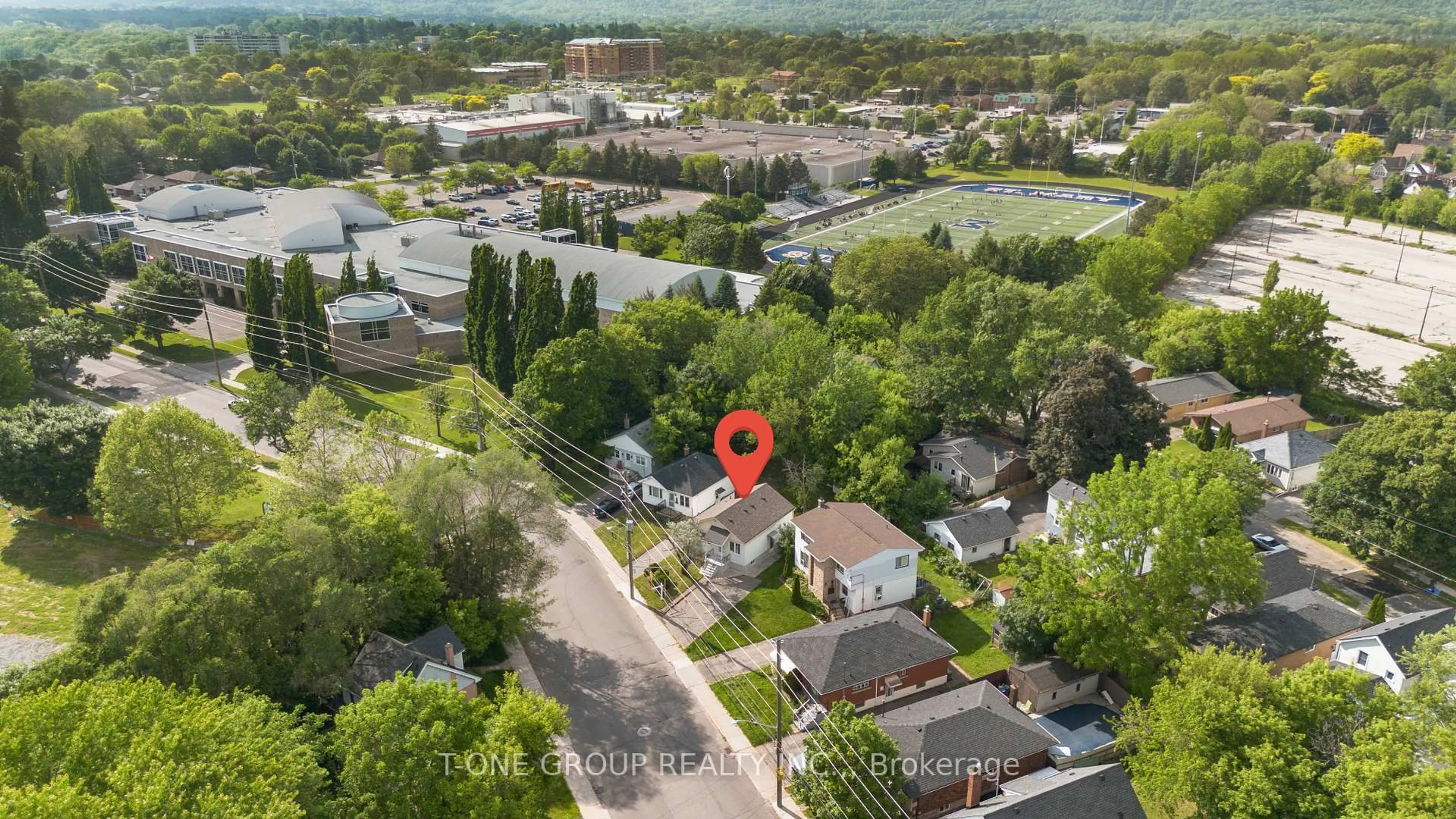 A pic from outside/outdoor area/front of a property/back of a property/a pic from drone, city buildings view from balcony for 160 Whitney Ave, Hamilton Ontario L8S 2G7