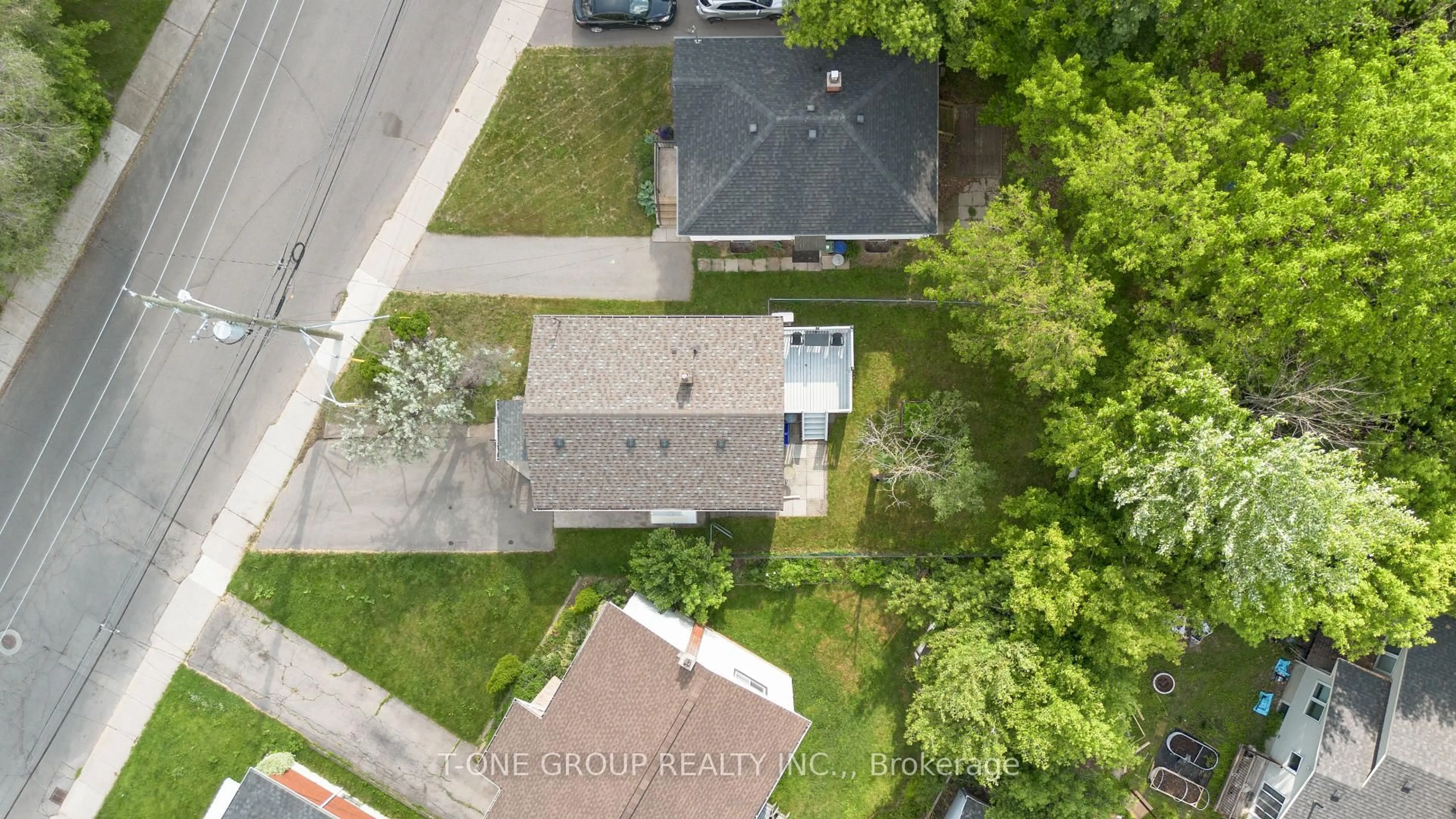 A pic from outside/outdoor area/front of a property/back of a property/a pic from drone, street for 160 Whitney Ave, Hamilton Ontario L8S 2G7