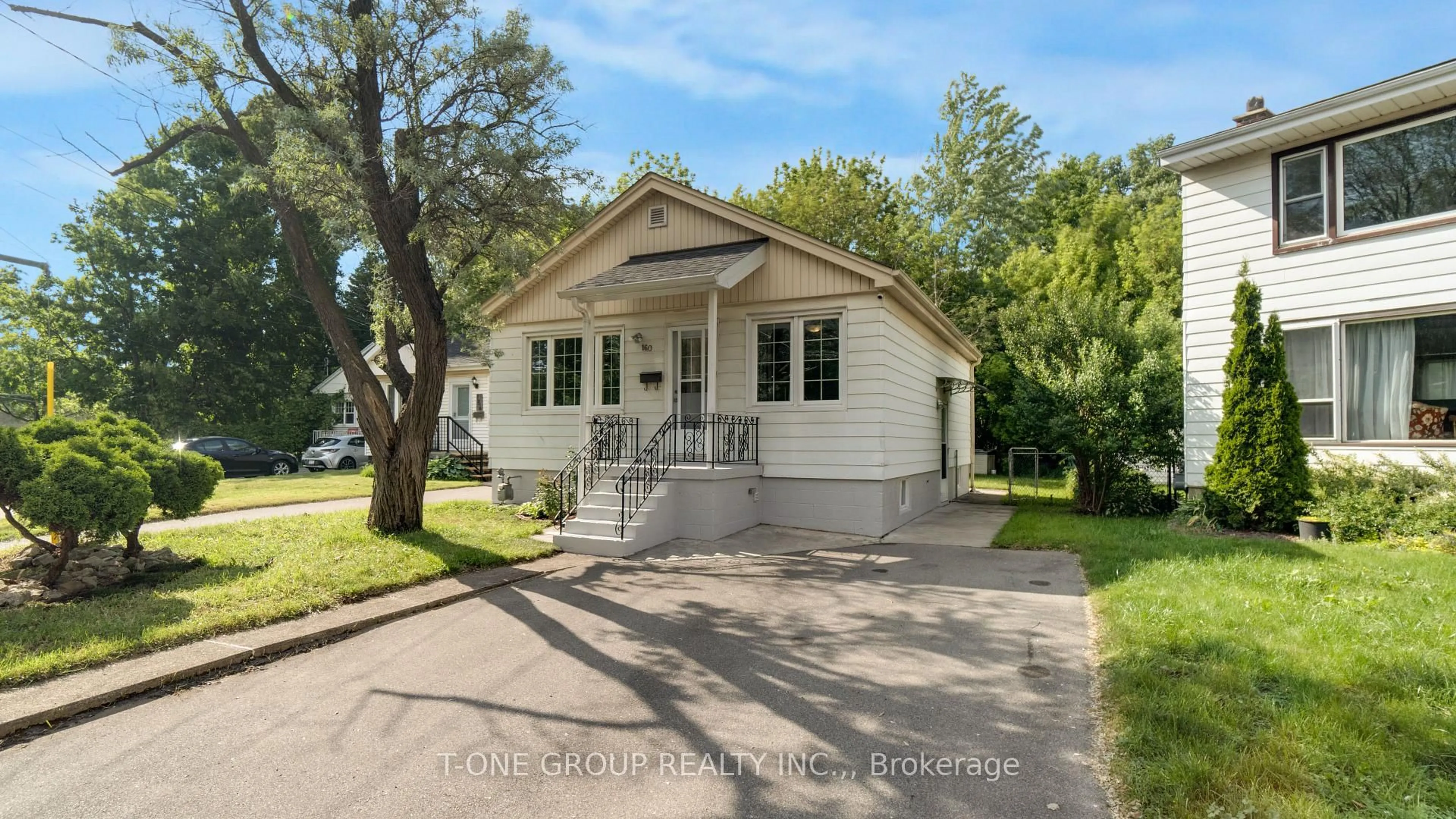Home with vinyl exterior material, street for 160 Whitney Ave, Hamilton Ontario L8S 2G7