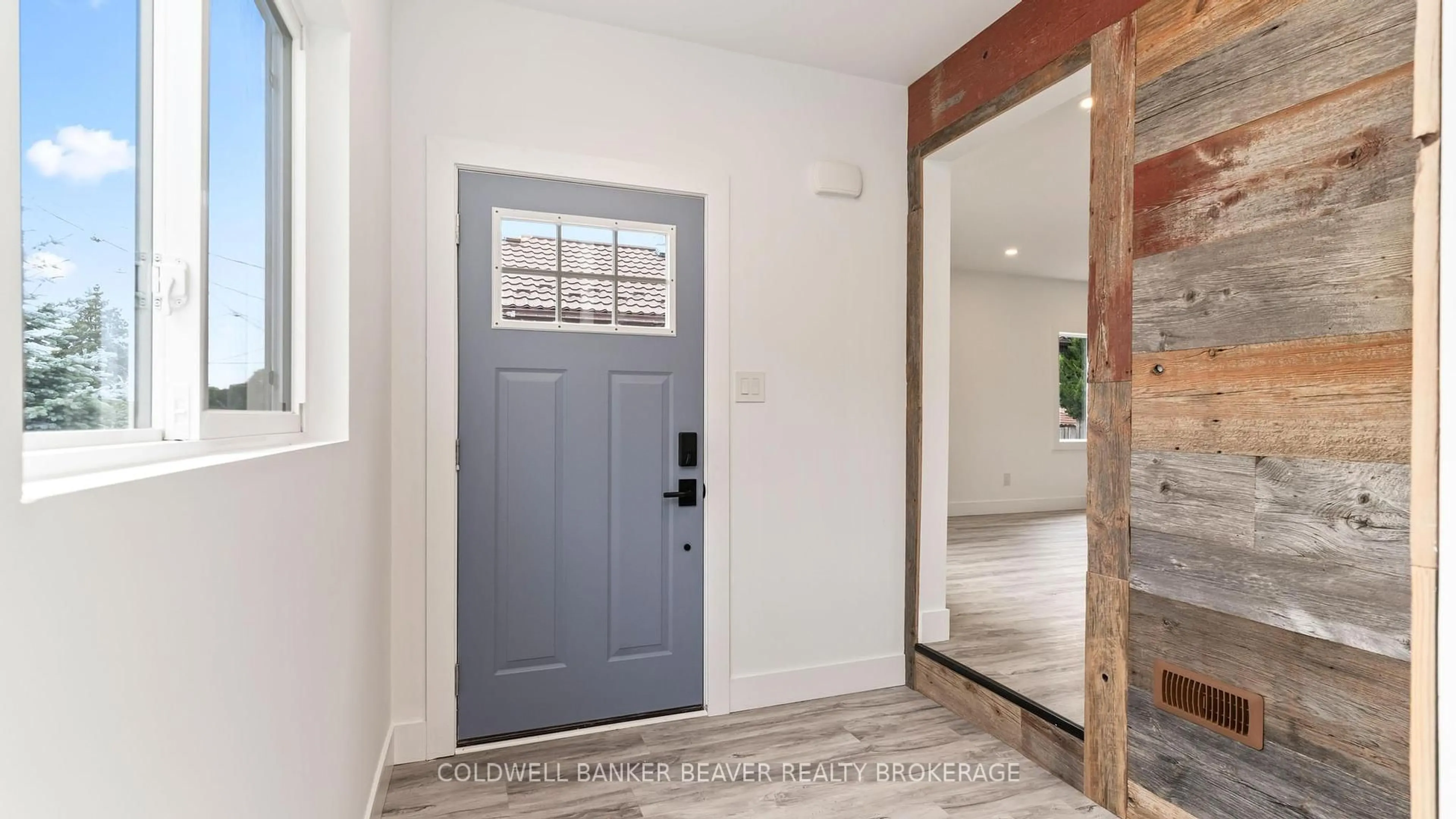 Indoor entryway for 66 Dakin St, London East Ontario N5Z 1A3