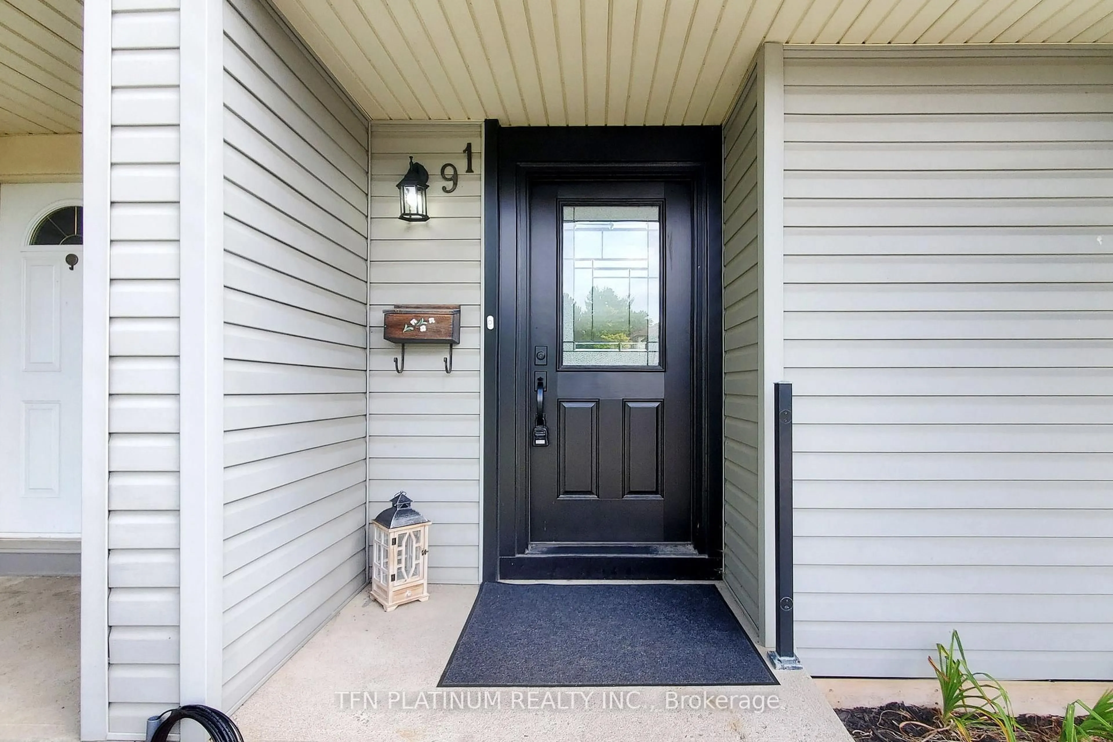 Indoor entryway for 91 Glamis Rd, Cambridge Ontario N1R 6S3