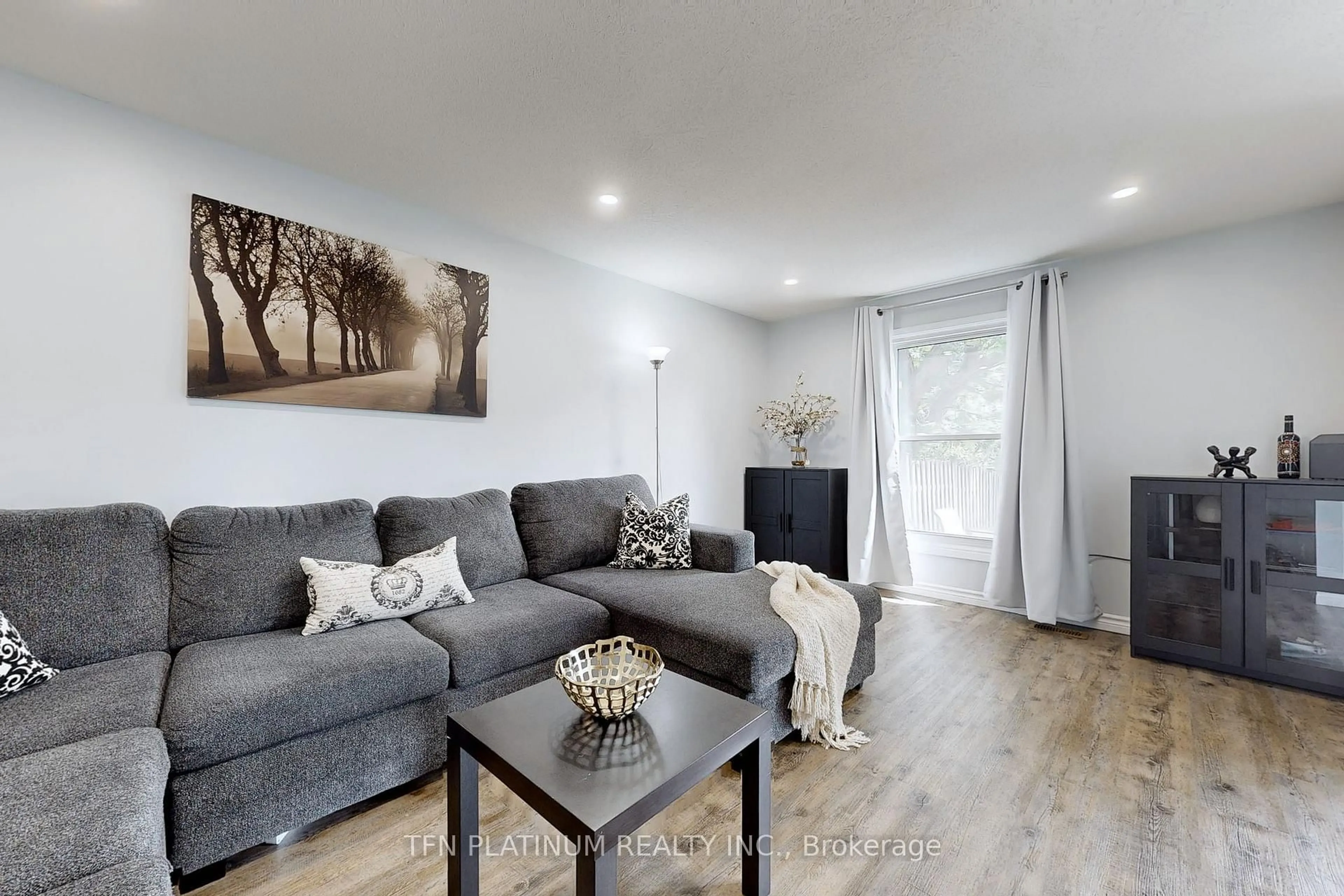 Living room with furniture, wood/laminate floor for 91 Glamis Rd, Cambridge Ontario N1R 6S3