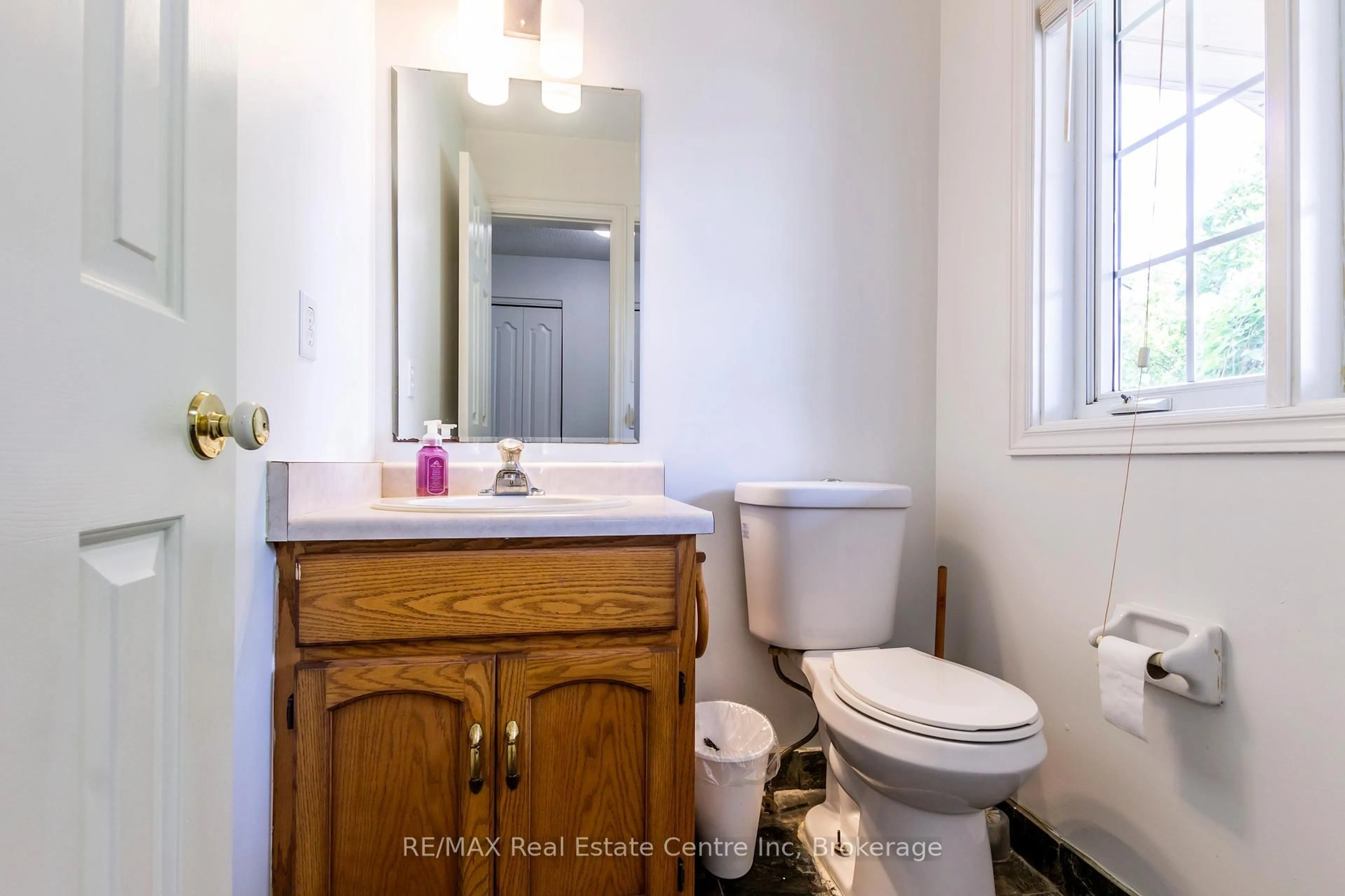 Standard bathroom, ceramic/tile floor for 49 Watt St, Guelph Ontario N1E 6W7