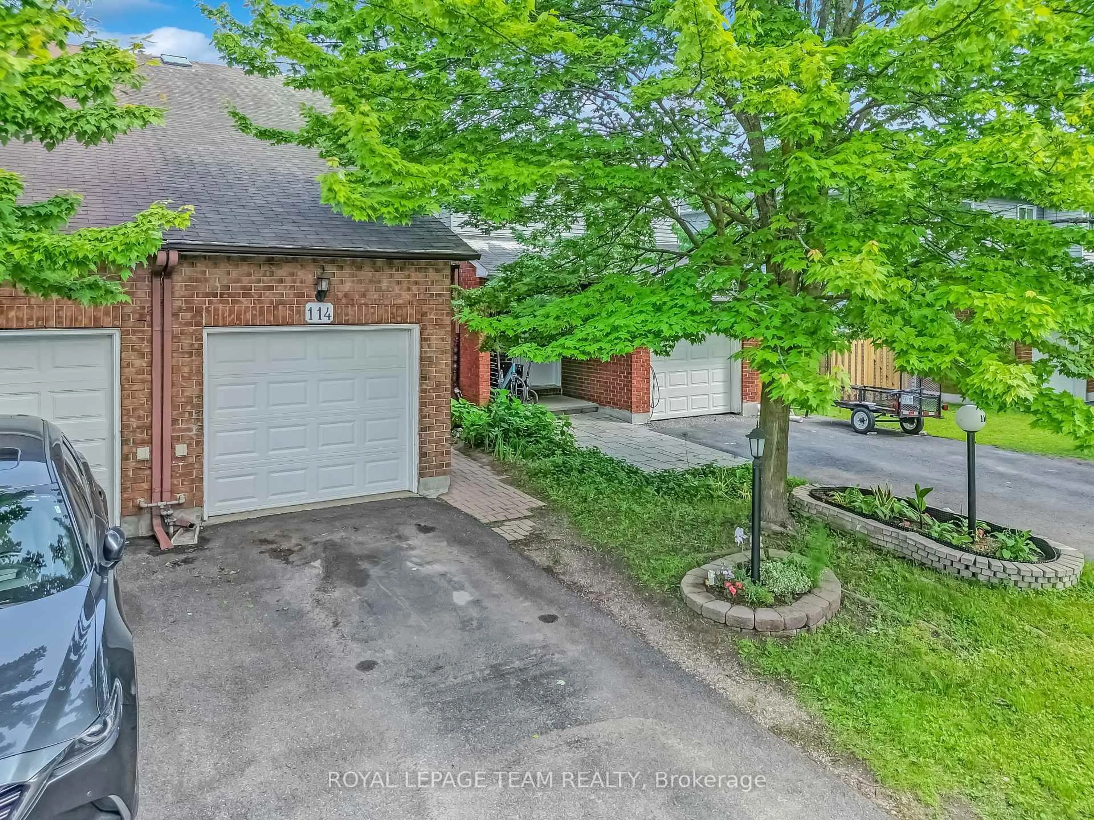 A pic from outside/outdoor area/front of a property/back of a property/a pic from drone, street for 114 Pickwick Dr, Nepean Ontario K2J 3E3