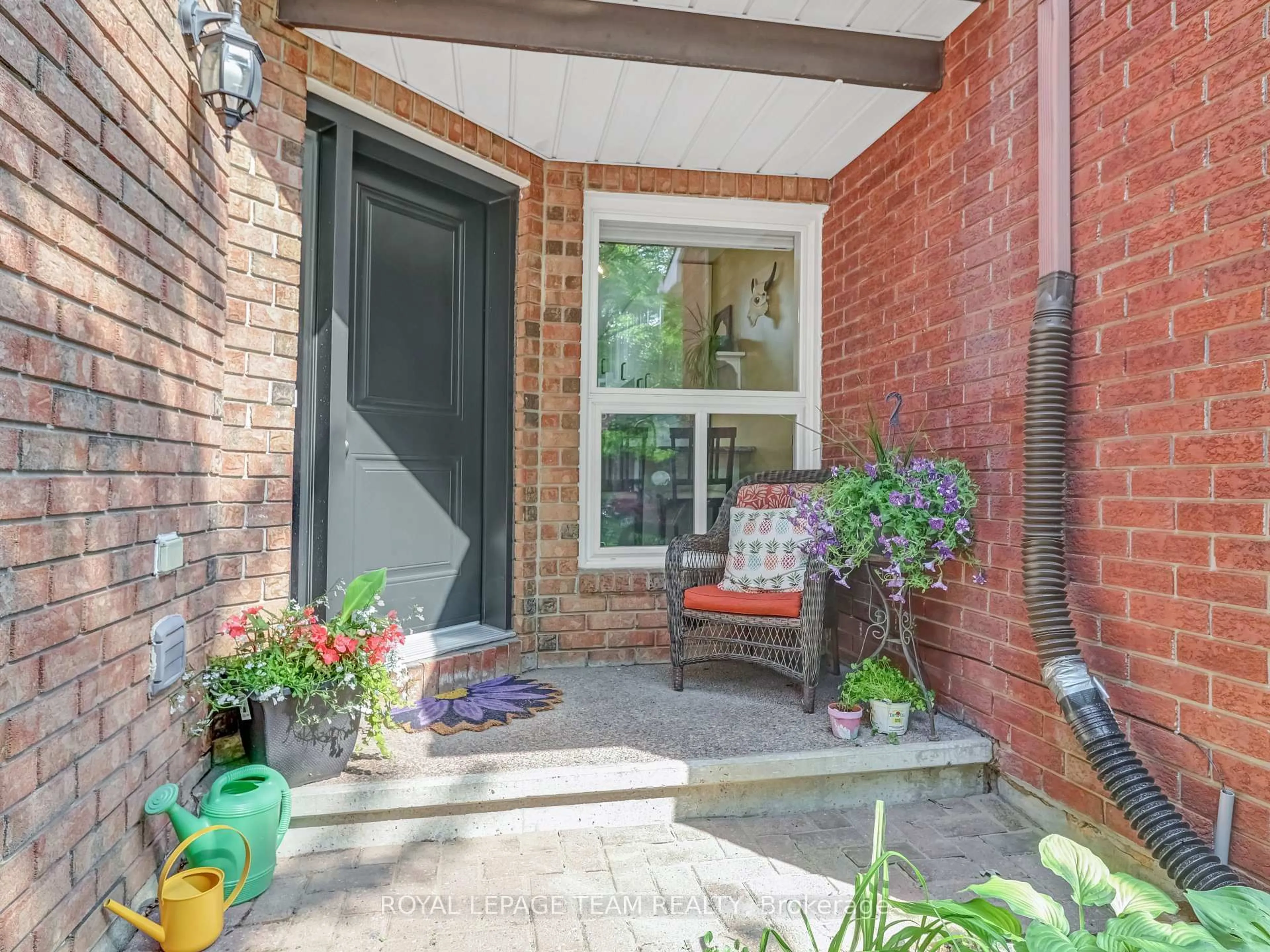 Indoor entryway for 114 Pickwick Dr, Nepean Ontario K2J 3E3