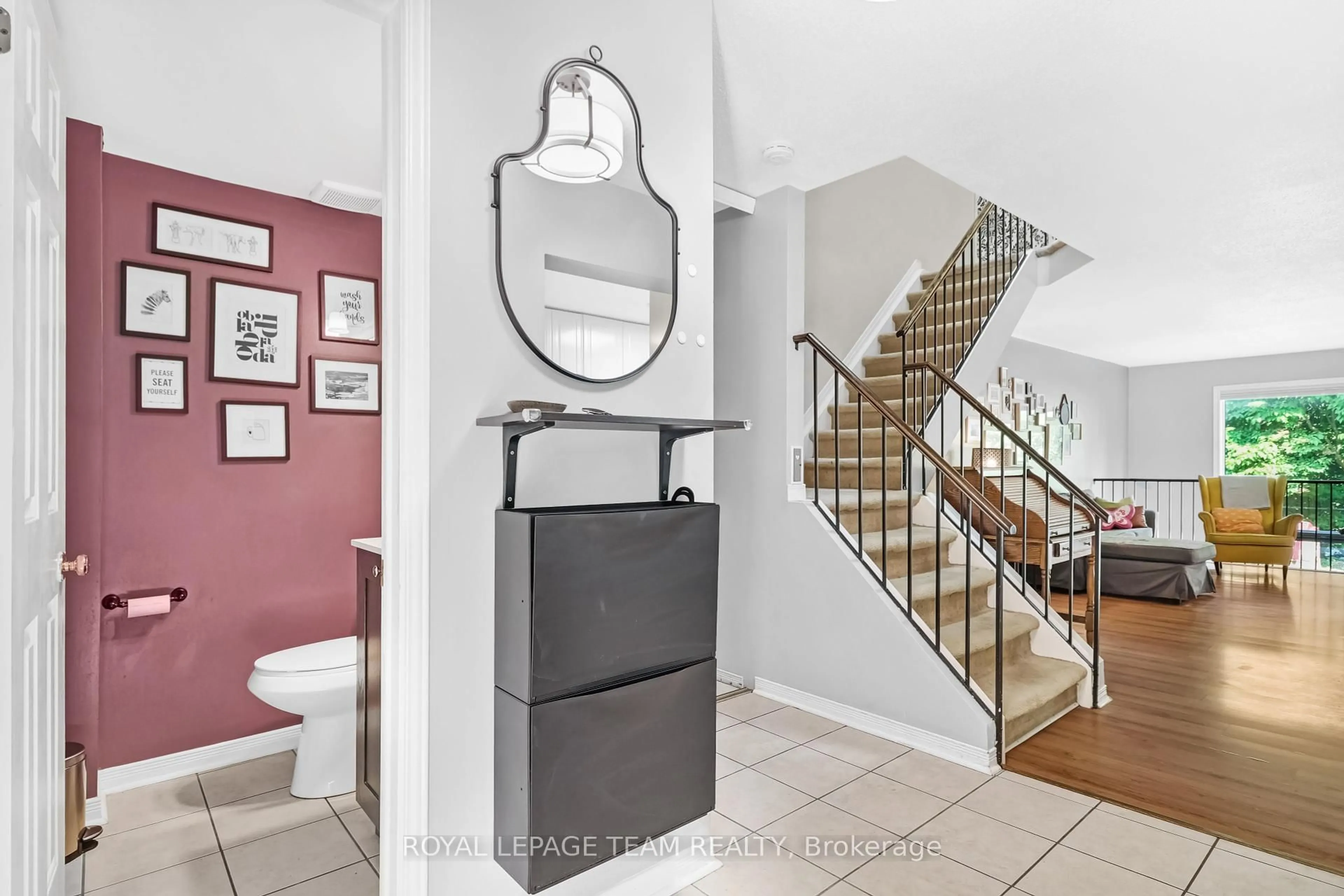 Indoor entryway for 114 Pickwick Dr, Nepean Ontario K2J 3E3