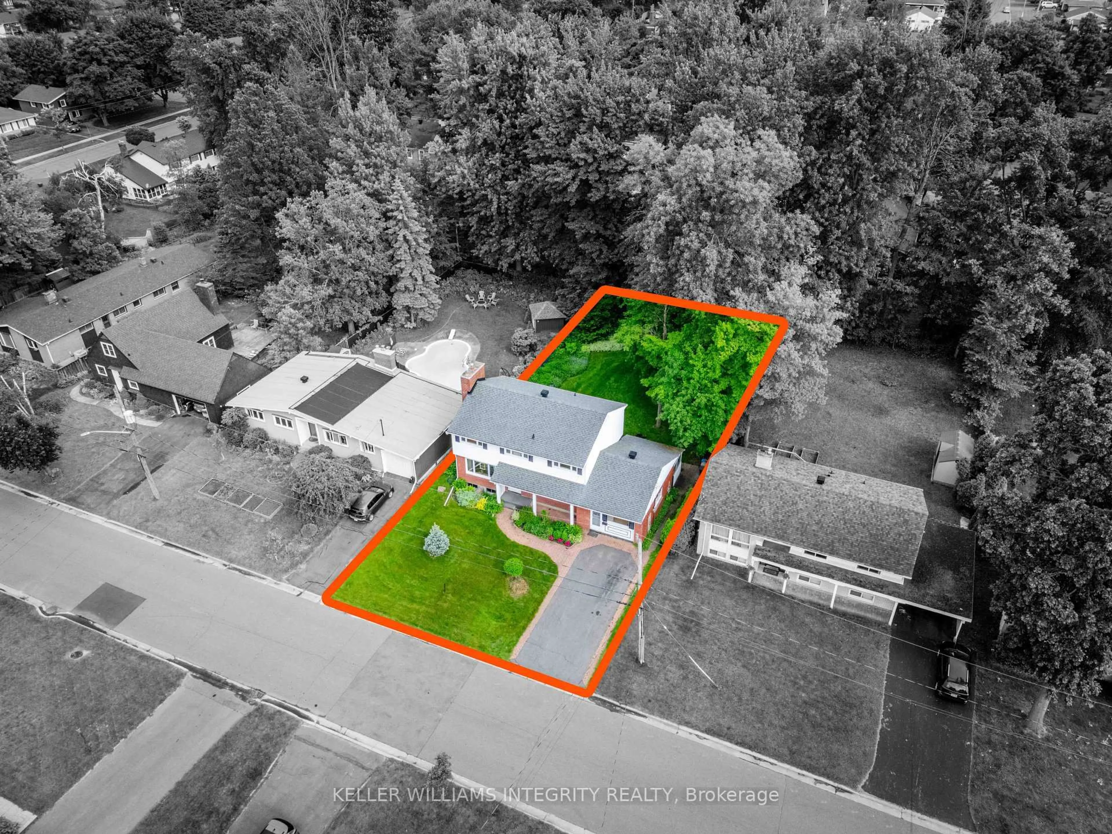 A pic from outside/outdoor area/front of a property/back of a property/a pic from drone, street for 1610 Charles St, Cornwall Ontario K6J 1Z4